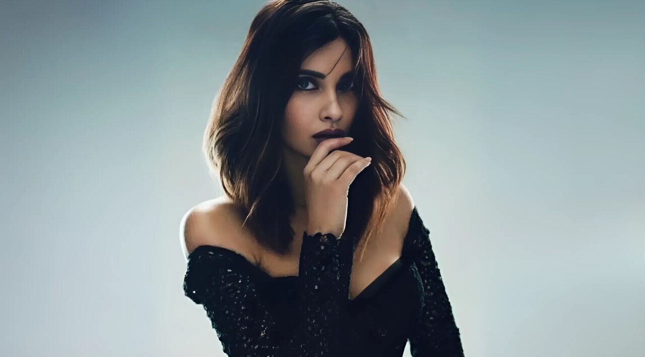 5. Medium Feather Cut with Side Fringe