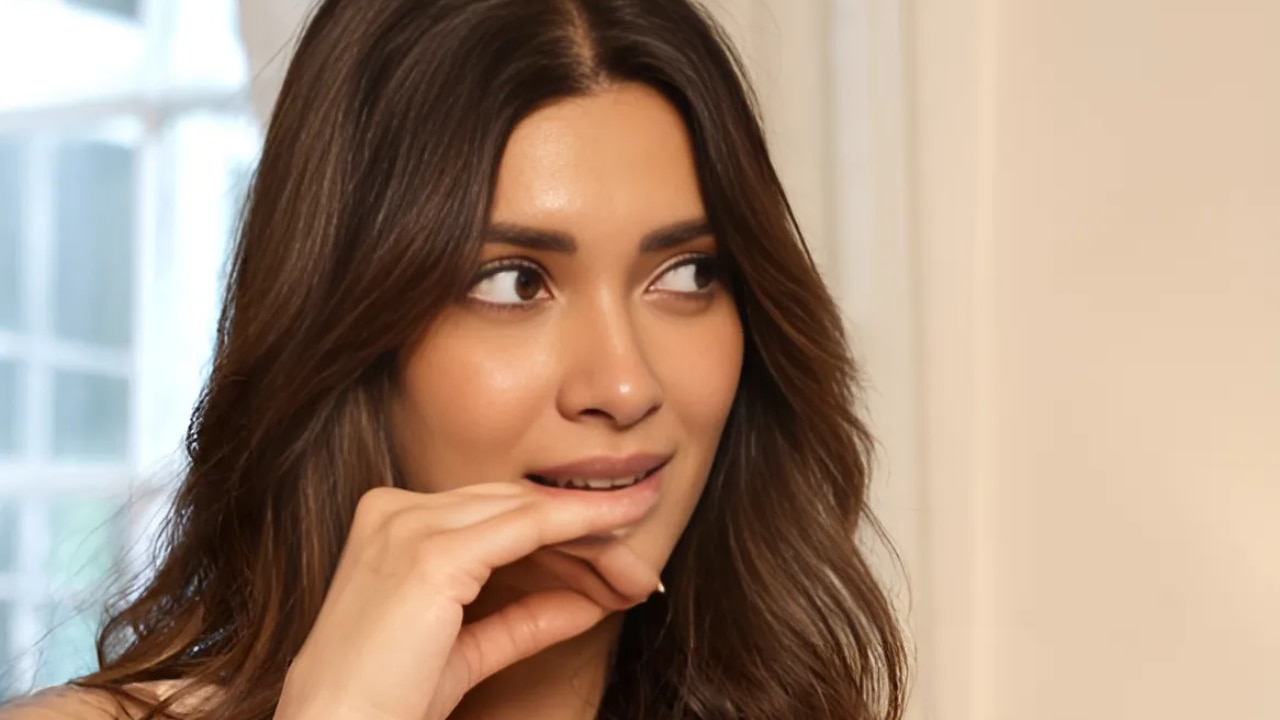 7. Feather Cut with Face-Framing Layers