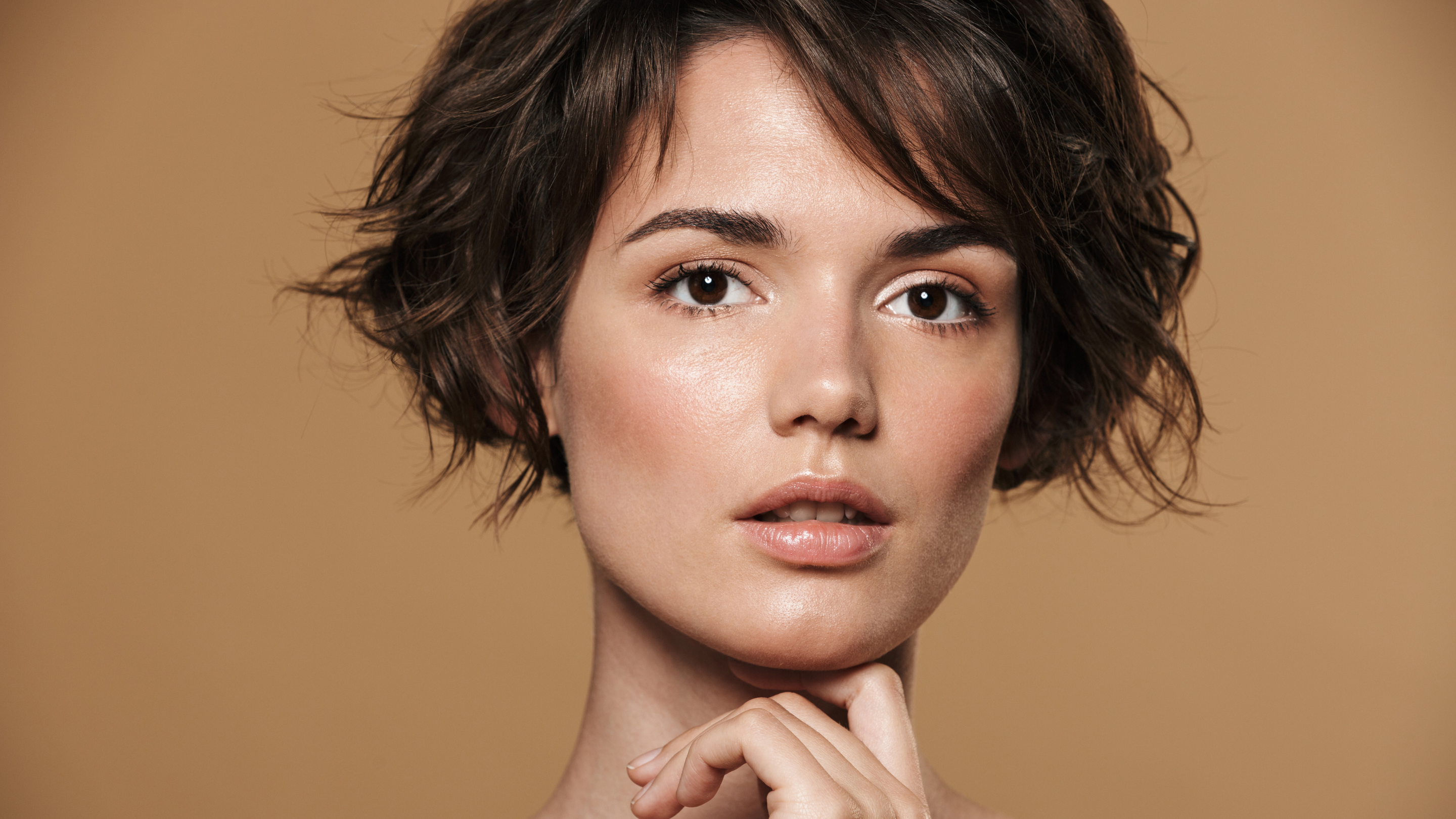 Different short hairstyles for round face women