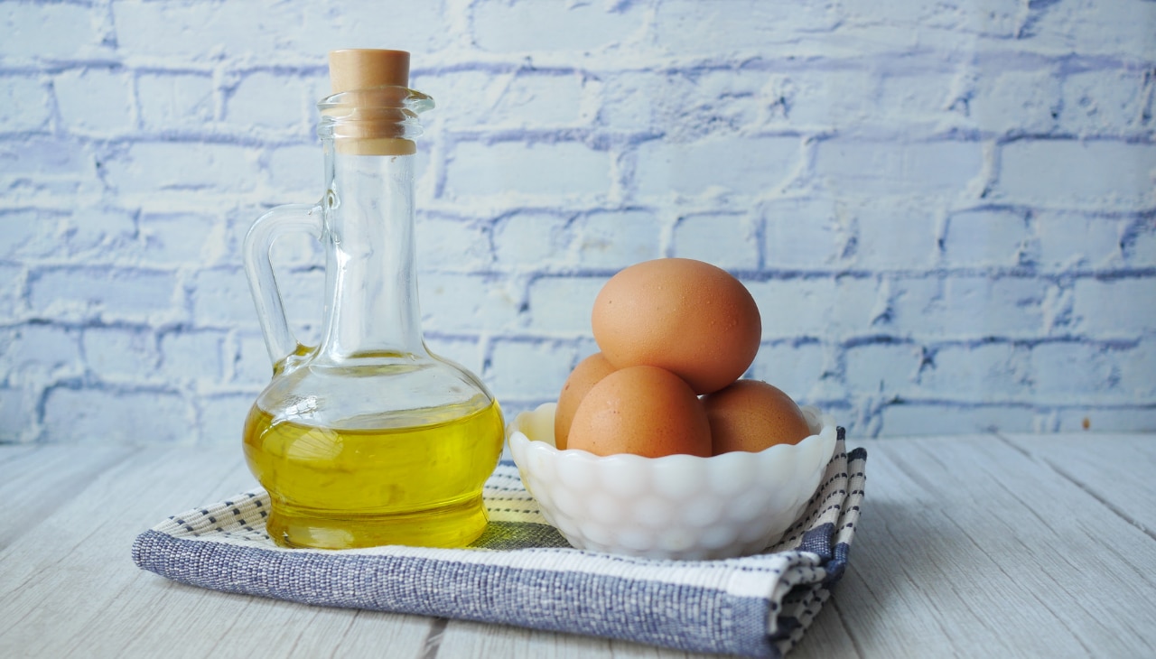4. Egg and Olive Oil Protein Mask