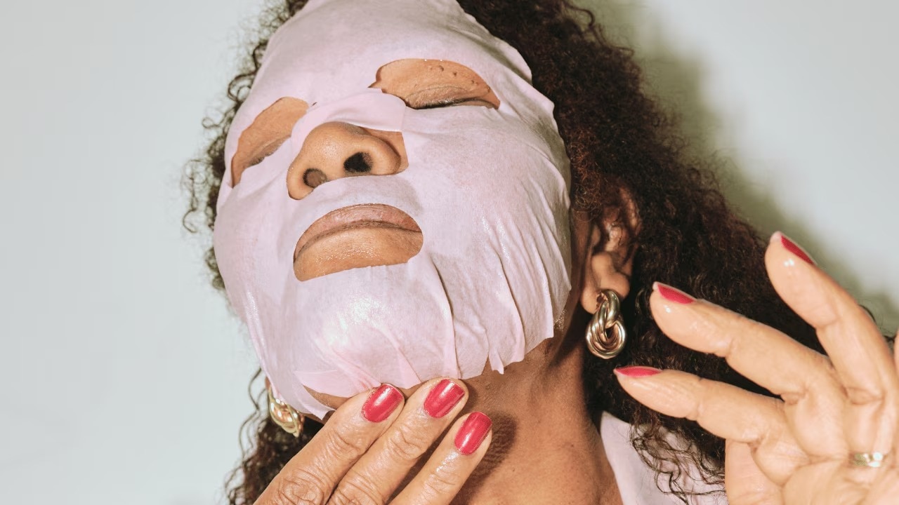 Ignoring-the-neck-and-décolletage