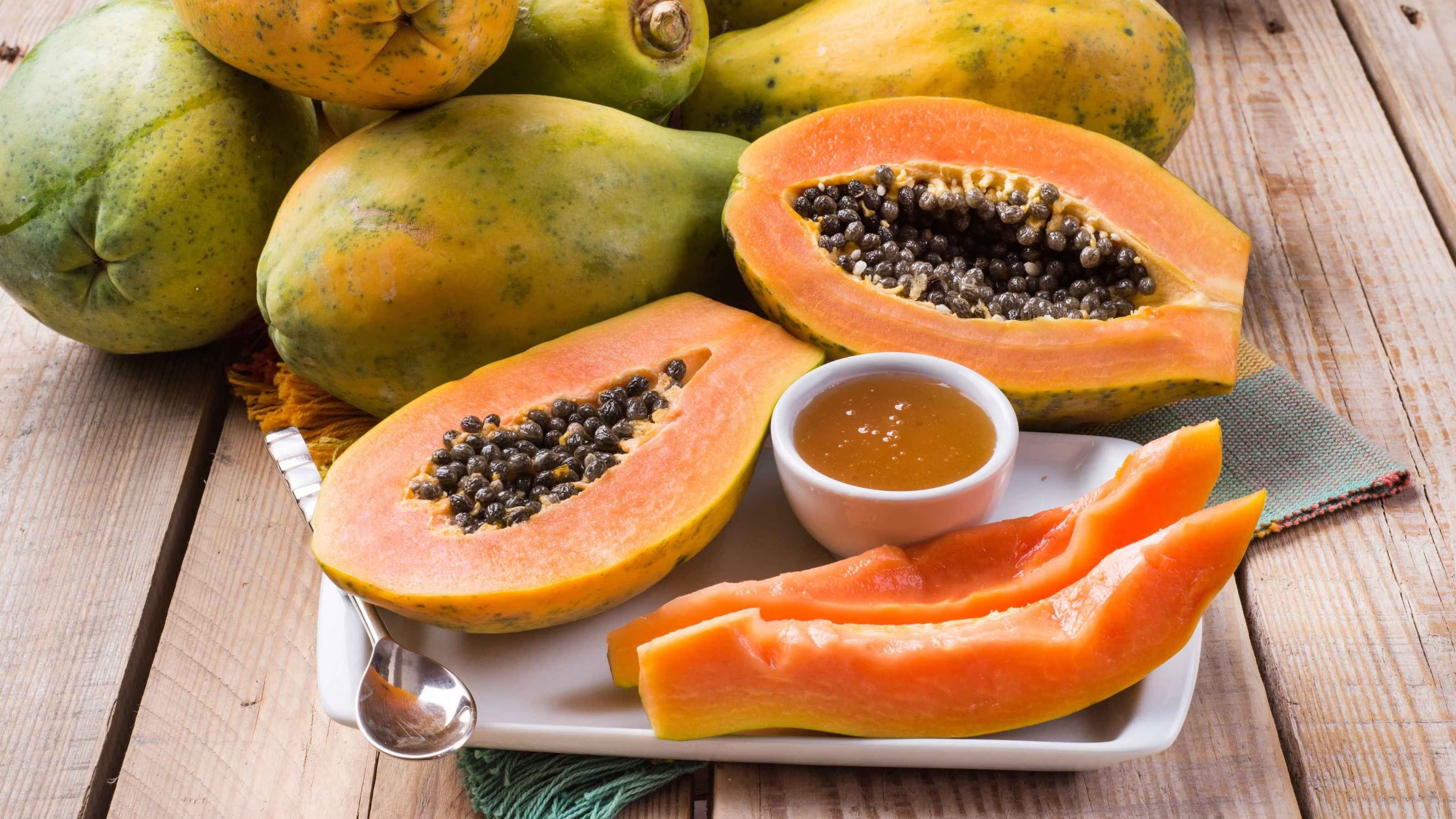 Papaya and honey face pack