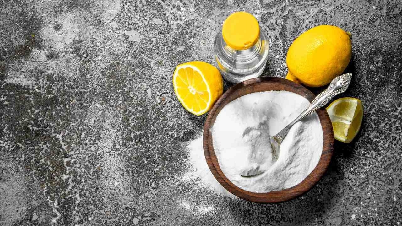 Baking Soda & Lemon Scrub (For Deep Cleaning & Oil Balance)