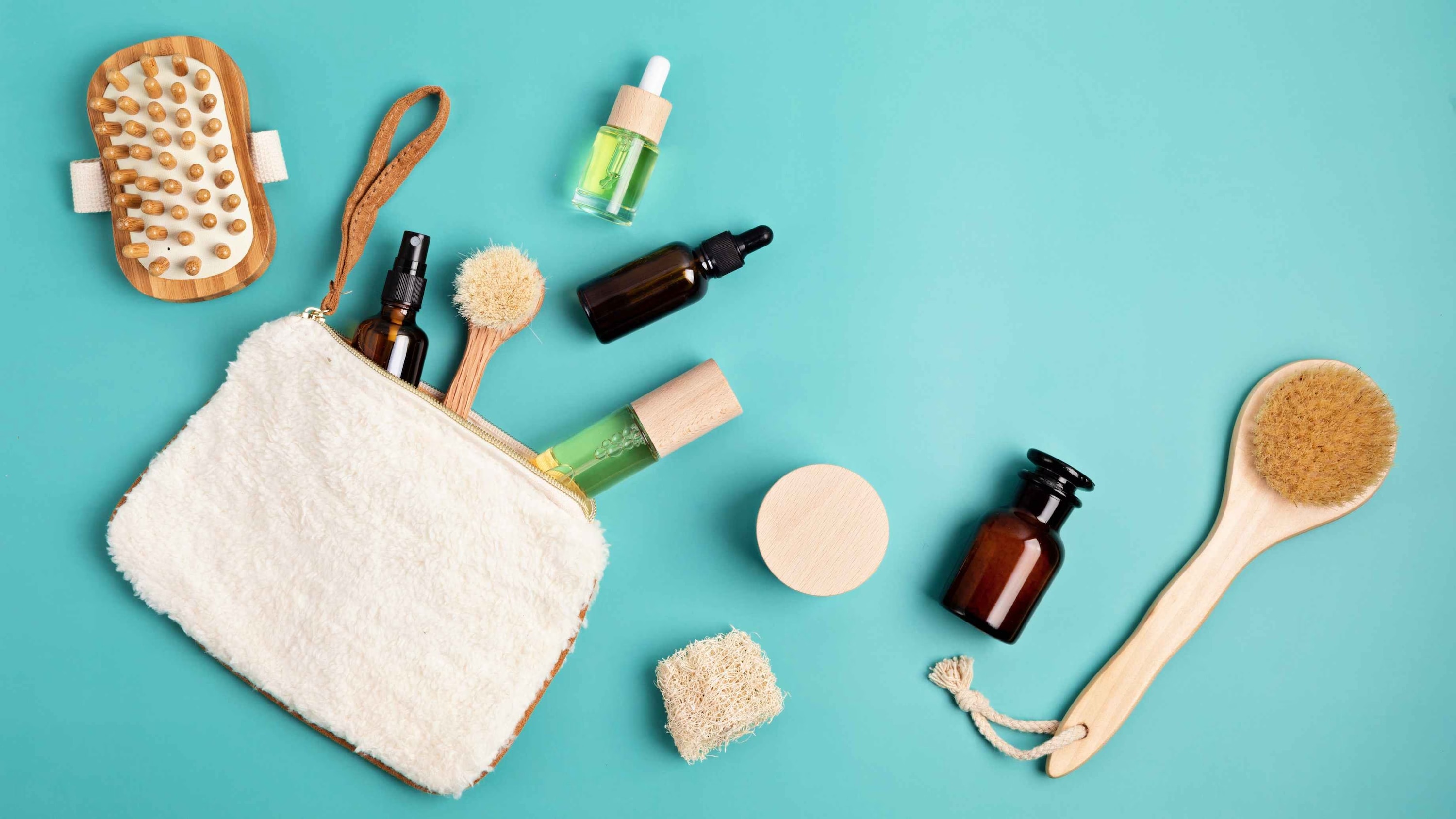 Travel-checklist-and-accessories-for-women