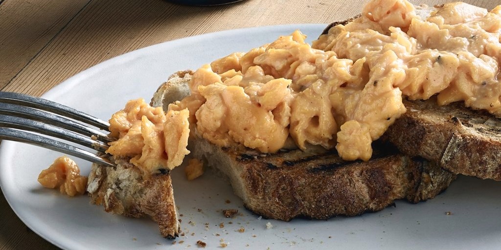 Luxurious scrambled eggs with Black Trufﬂe and Chablis Mustard