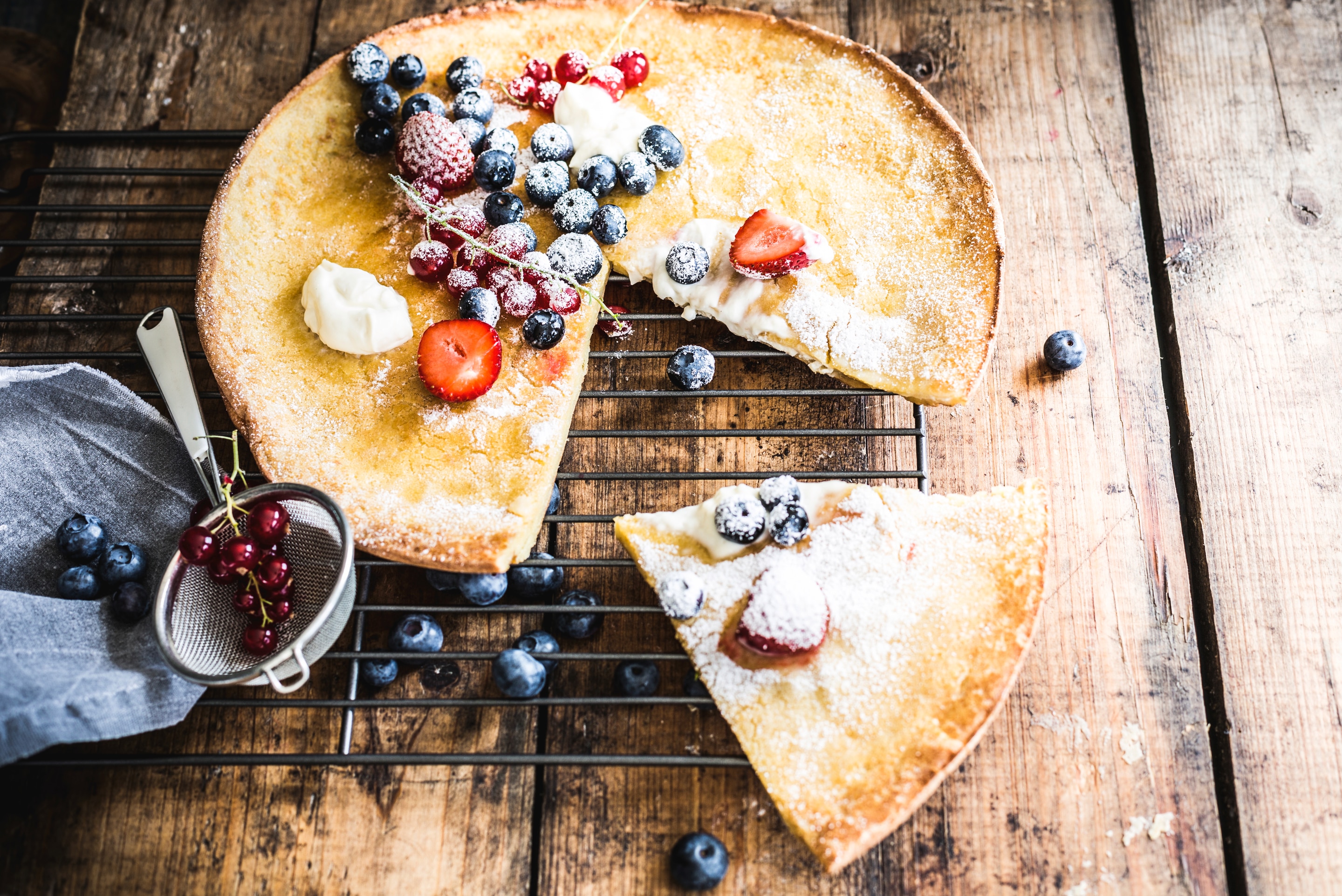 Maille pancakes with berries