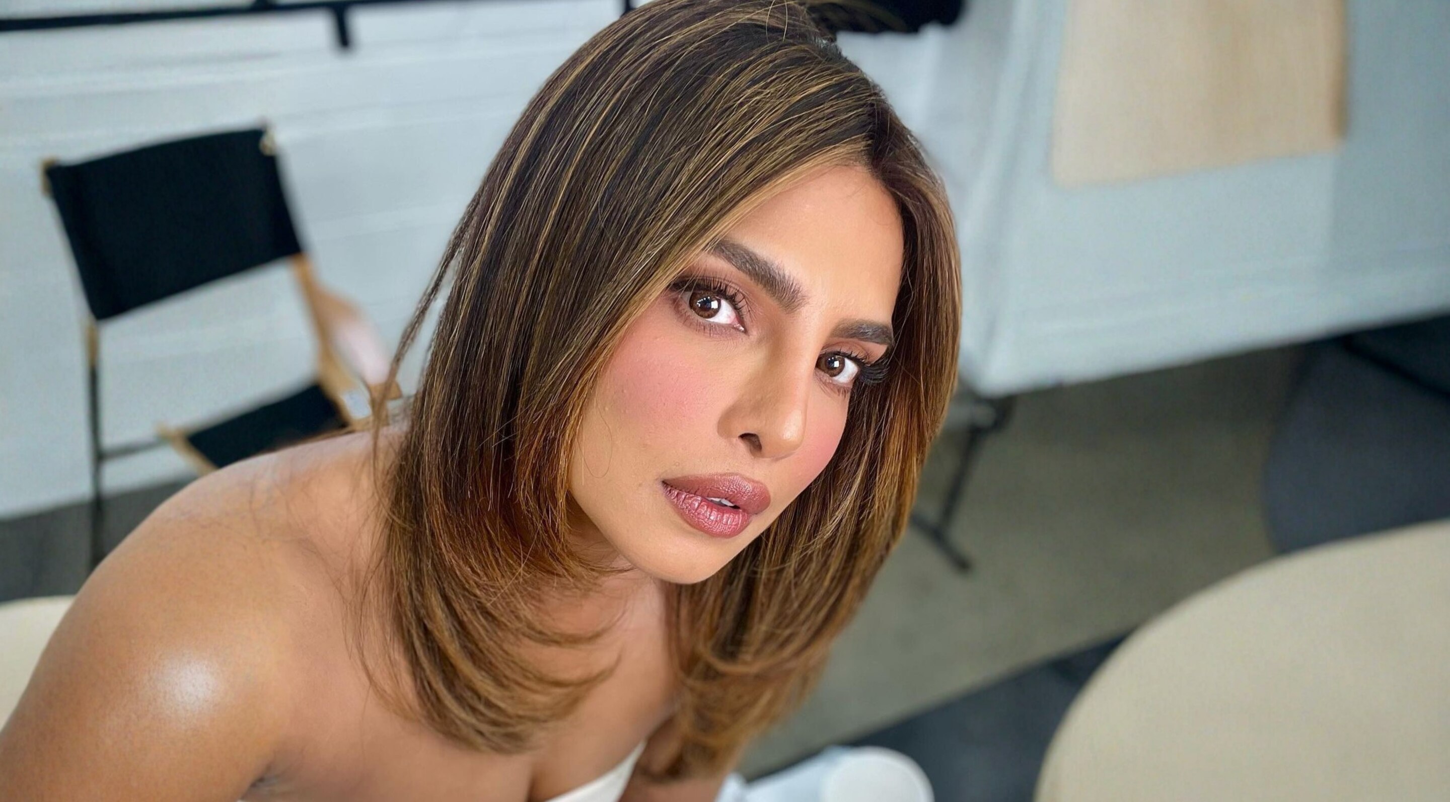2. Straight Hair with Face-Framing Layers (Haircut for Oval Face Straight Hair):