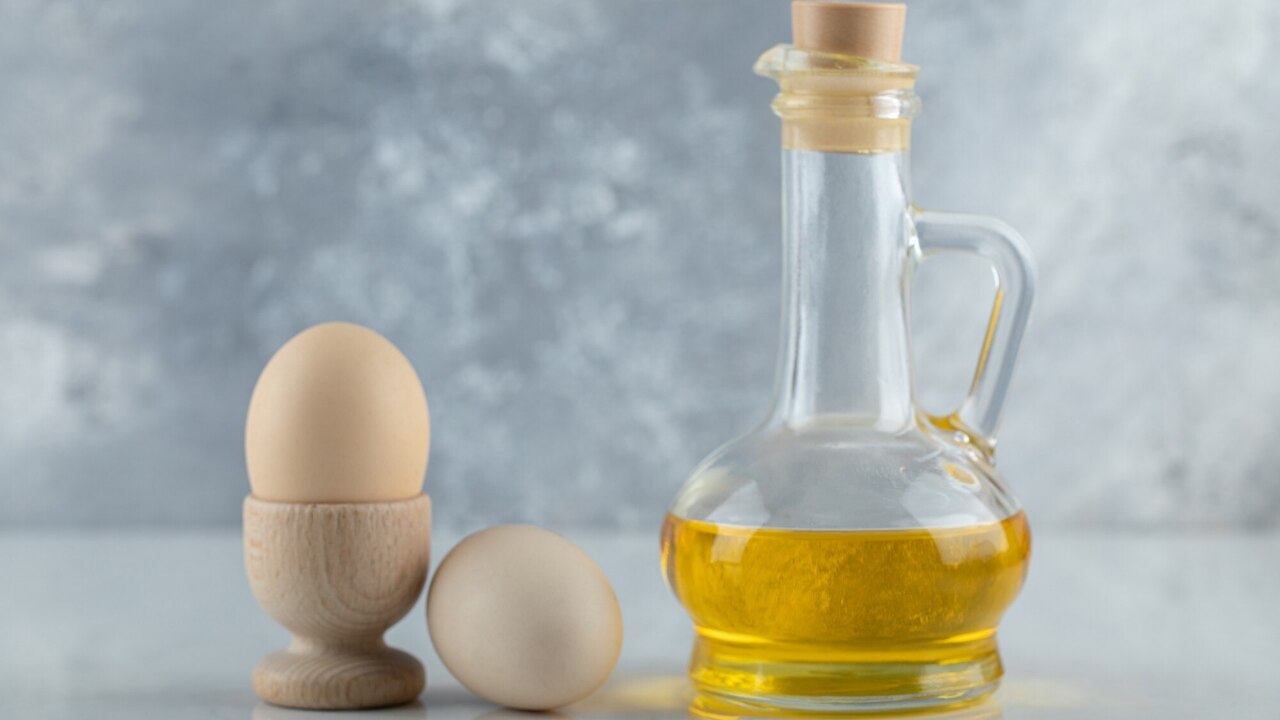 1. Whole Egg & Olive Oil - The Ultimate Strength & Growth Mask