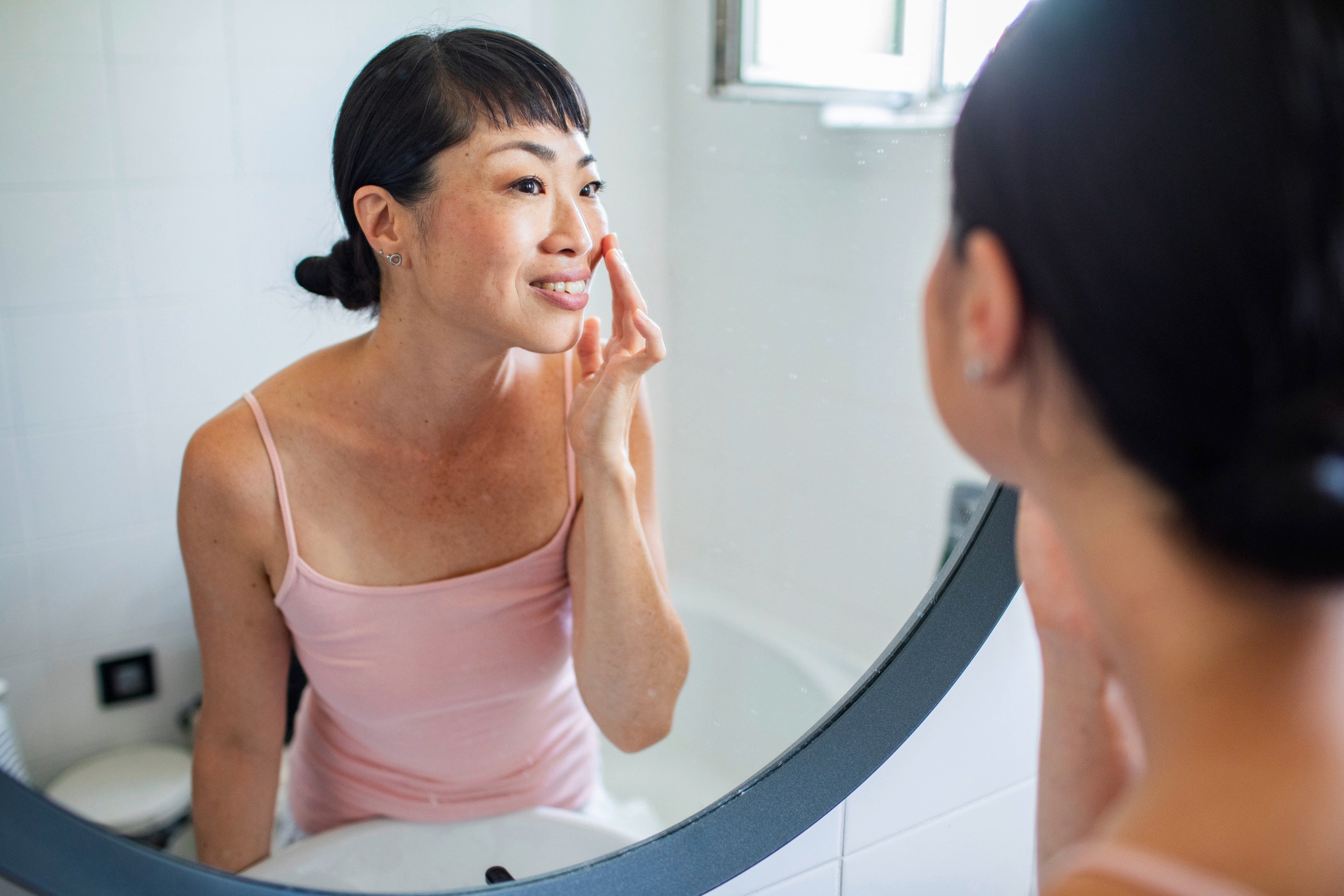 Woman doing her skincare routine.