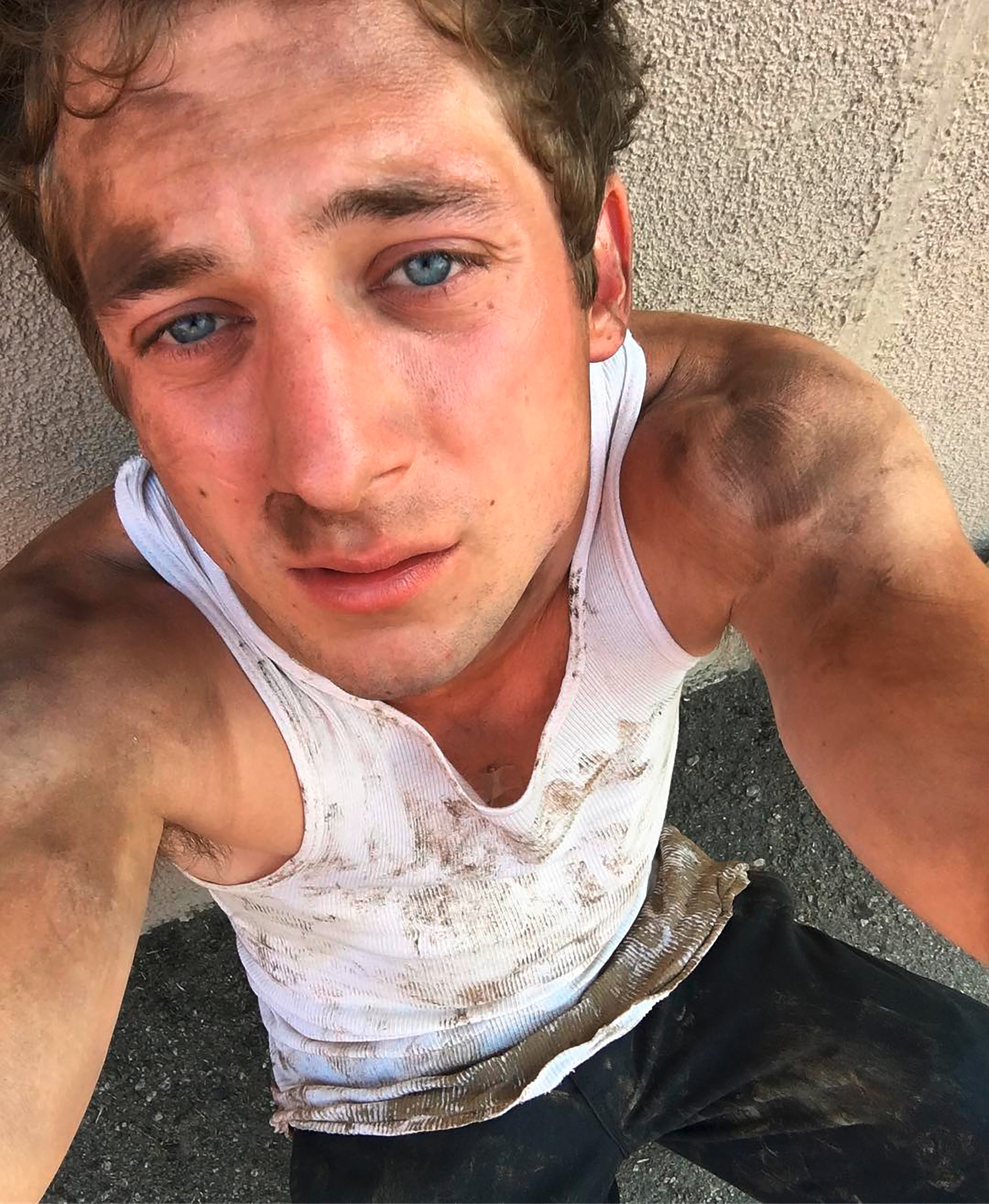 Actor Jeremy Allen White poses for a selfie.