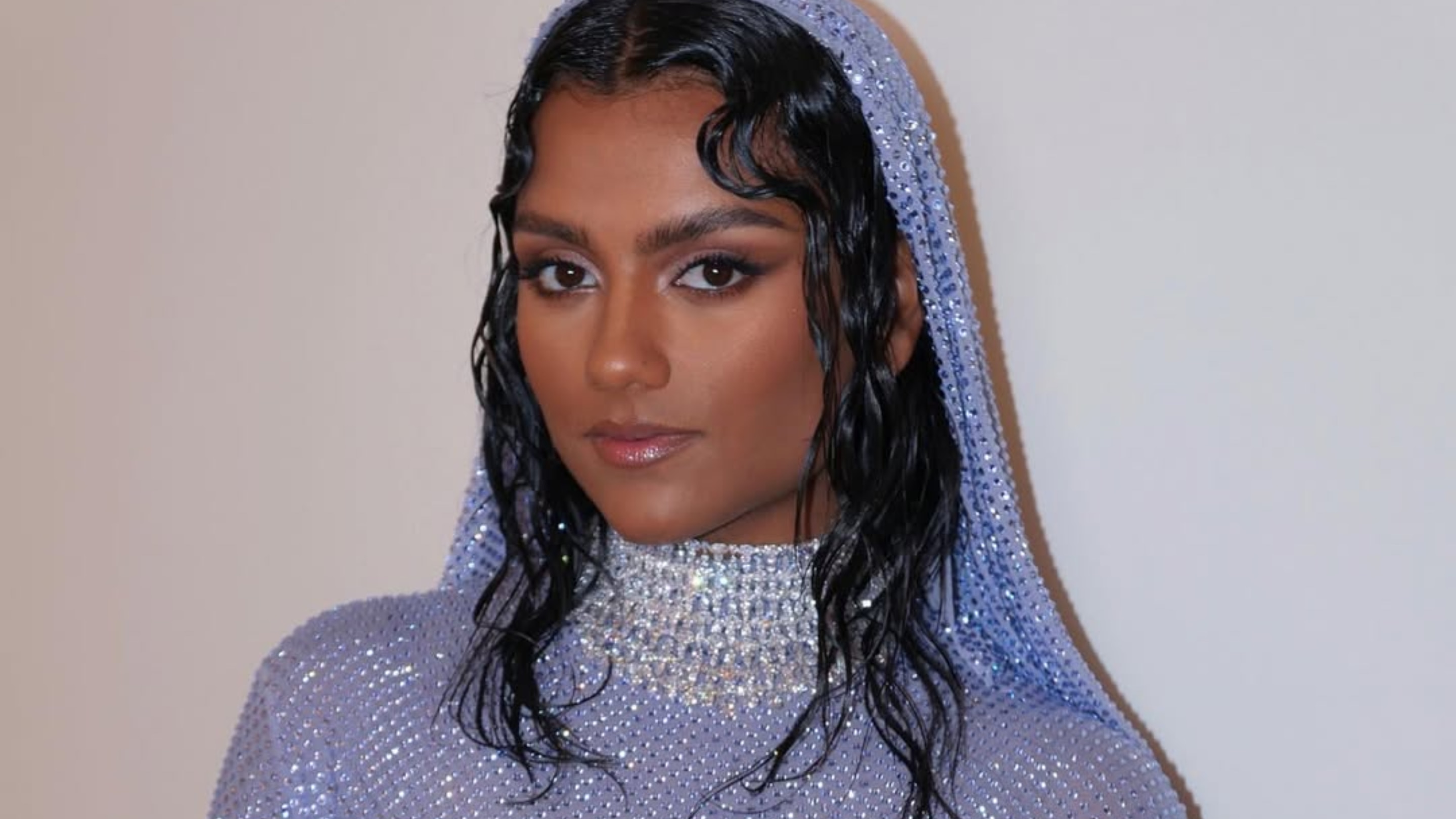 Wet-Look Glossy Hair