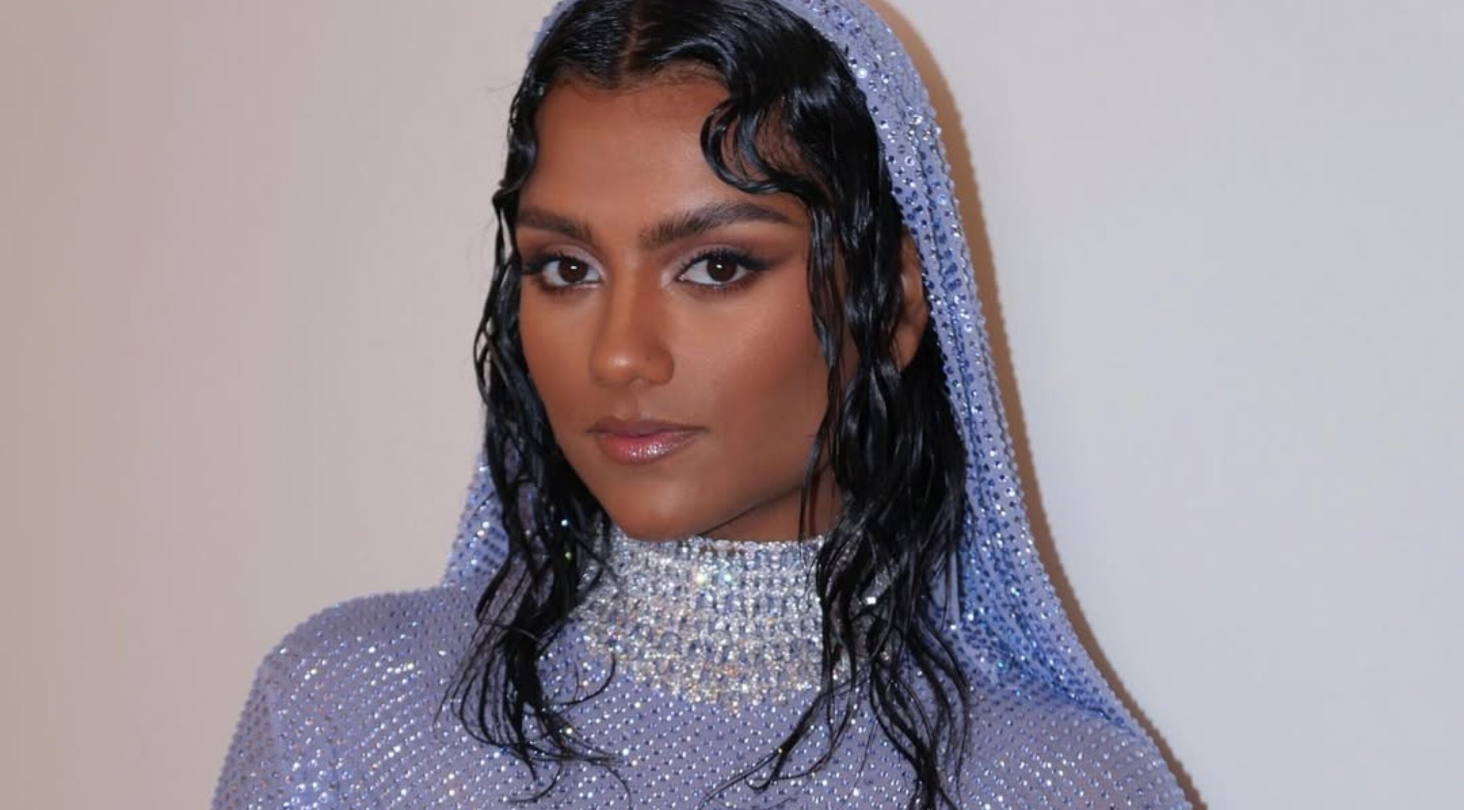 Wet-Look Glossy Hair