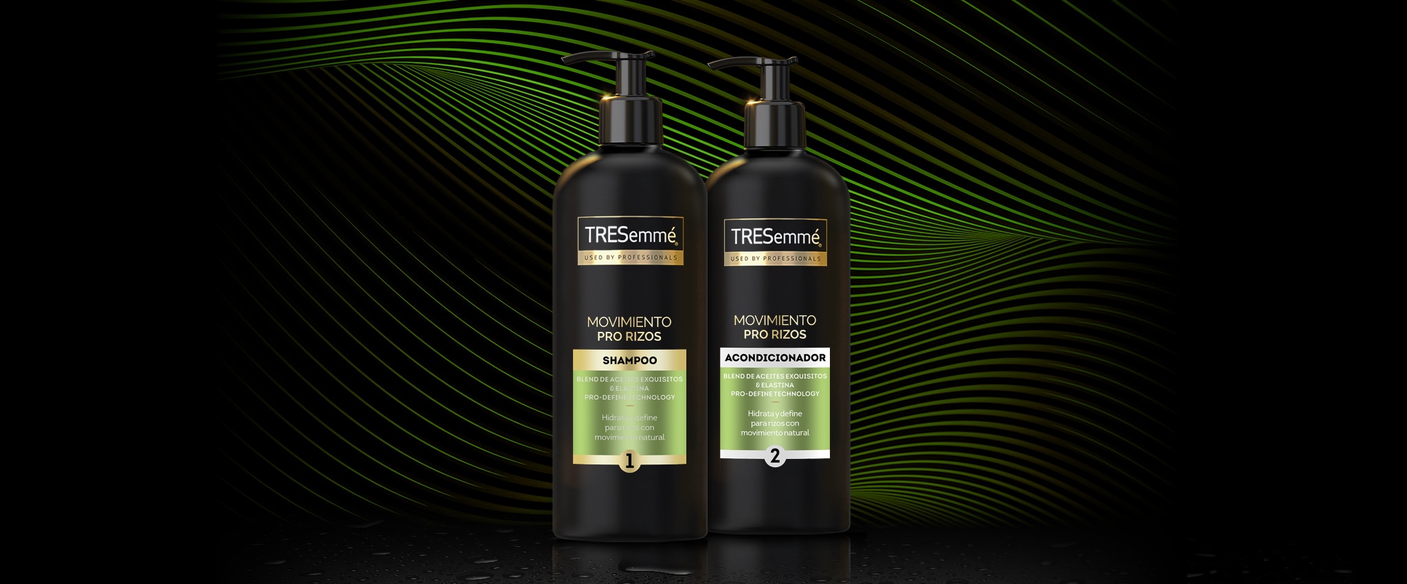 Una modelo con una trenza a un lado de su cabeza y una mano visible de un estilista.