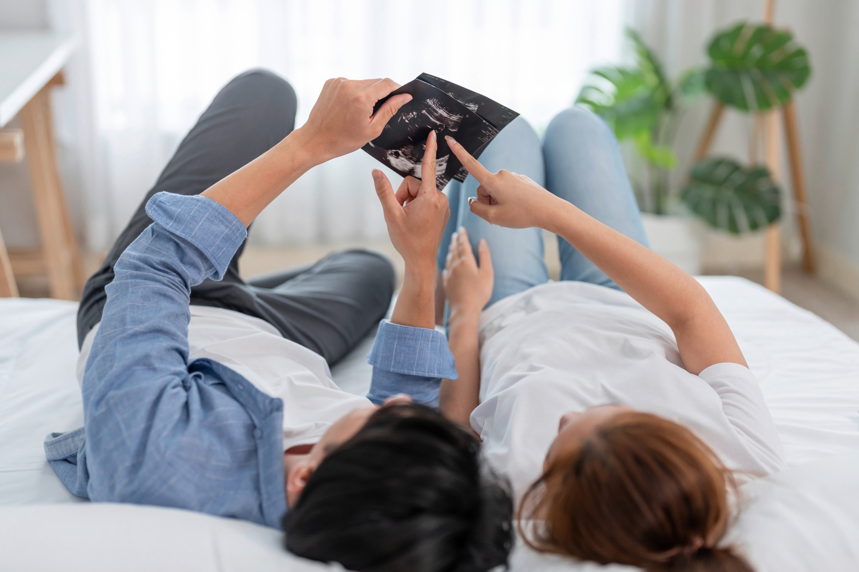 Pasangan suami dan istri sedang membahas hasil USG.