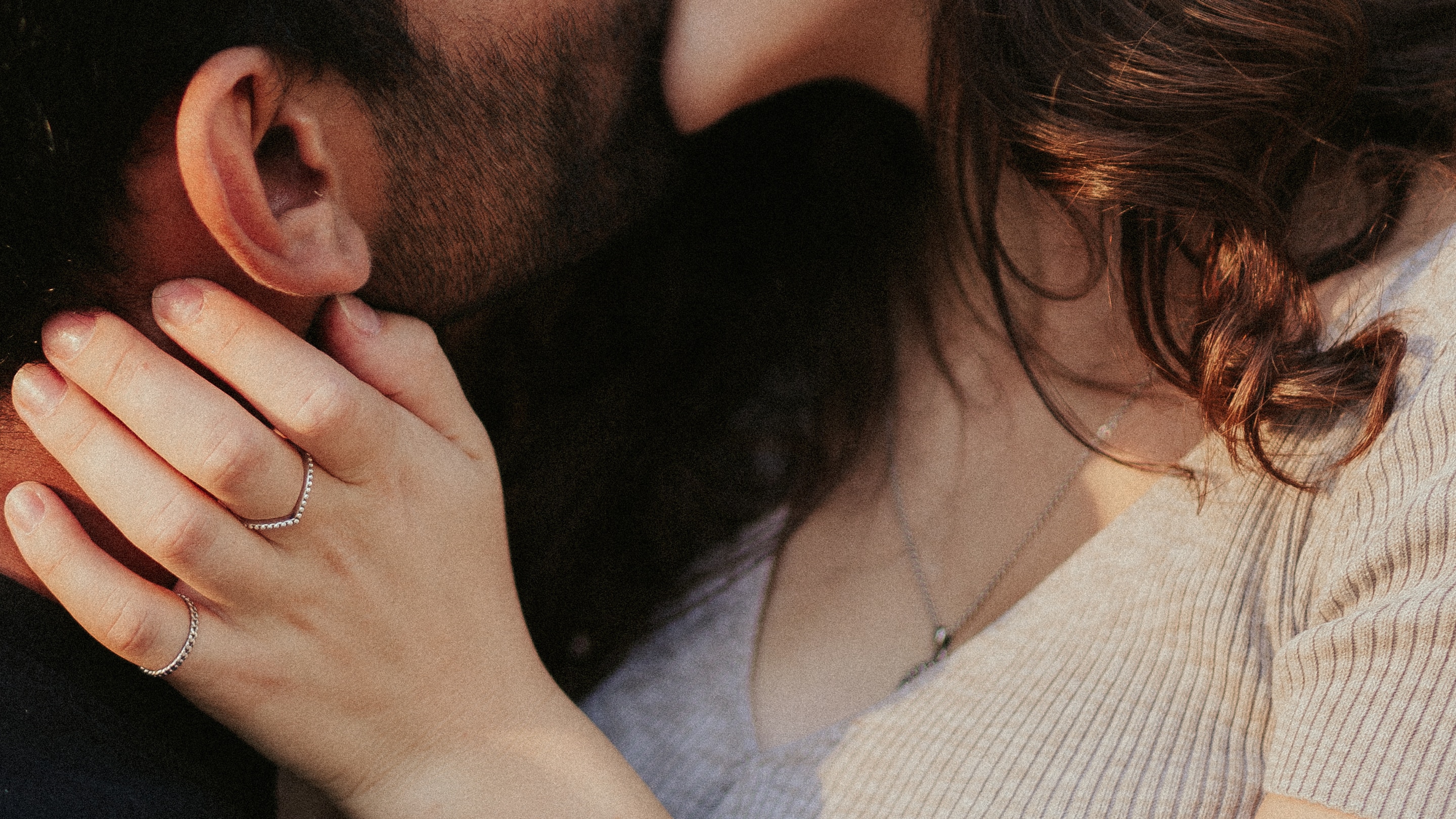 How to Kiss a Girl for the First Time: Specific Tips-