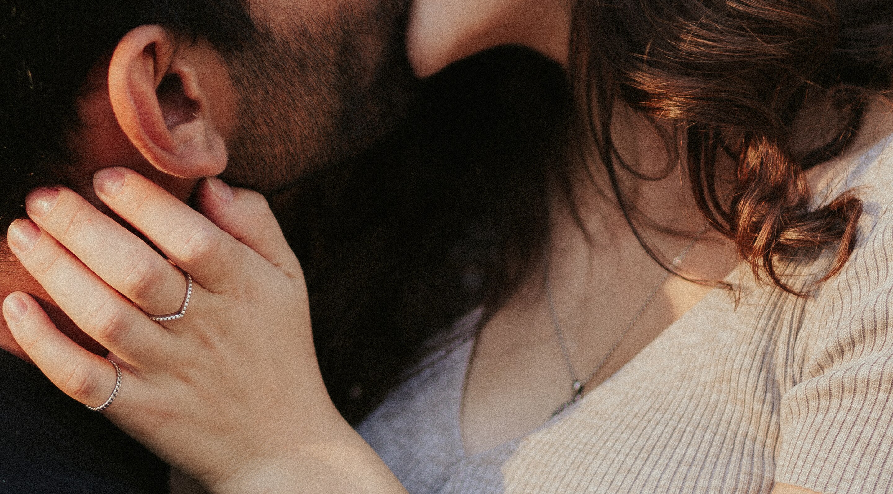 How to Kiss a Girl for the First Time: Specific Tips-