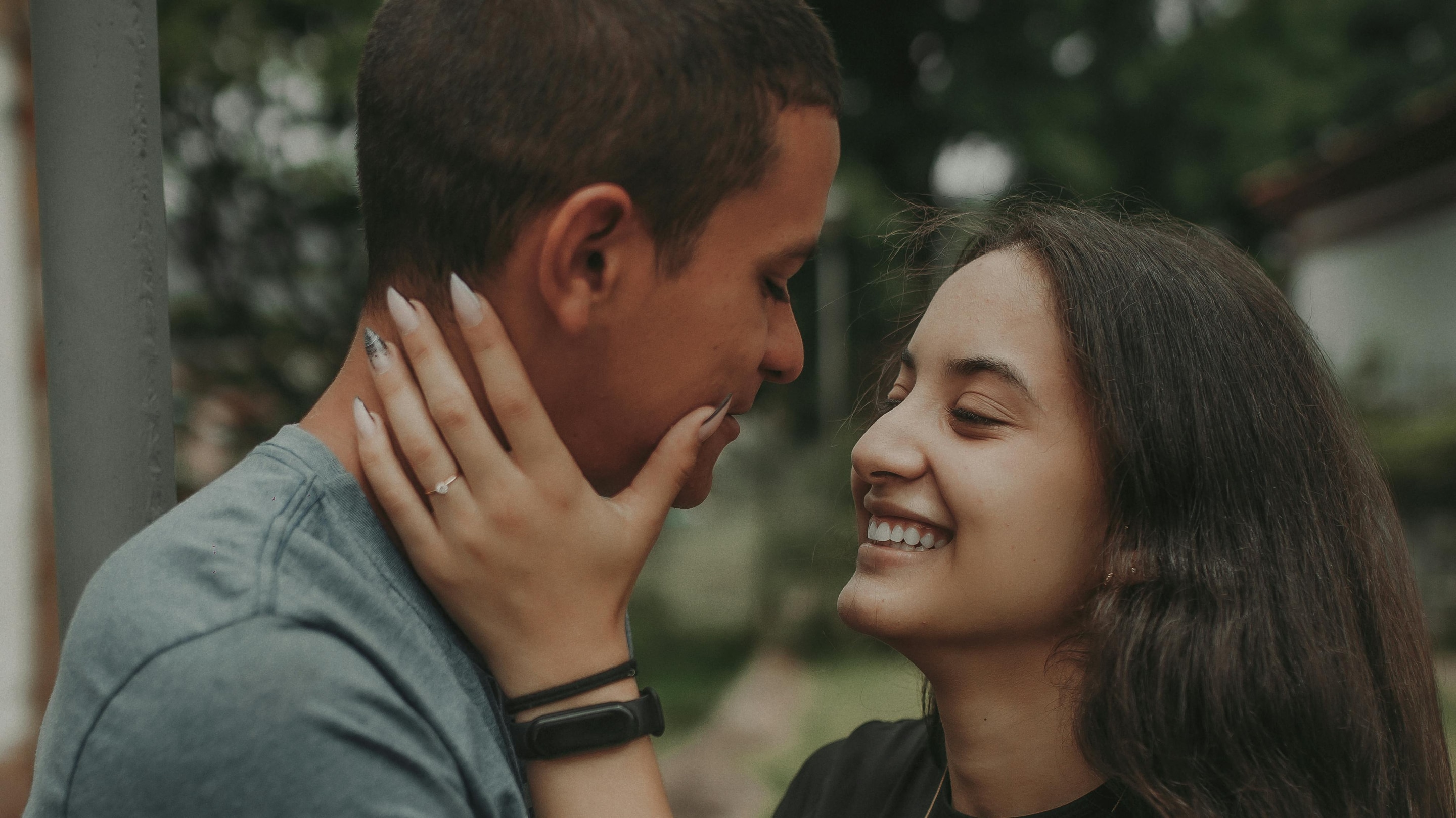 How to Kiss a Guy for the First Time: Specific Tips-