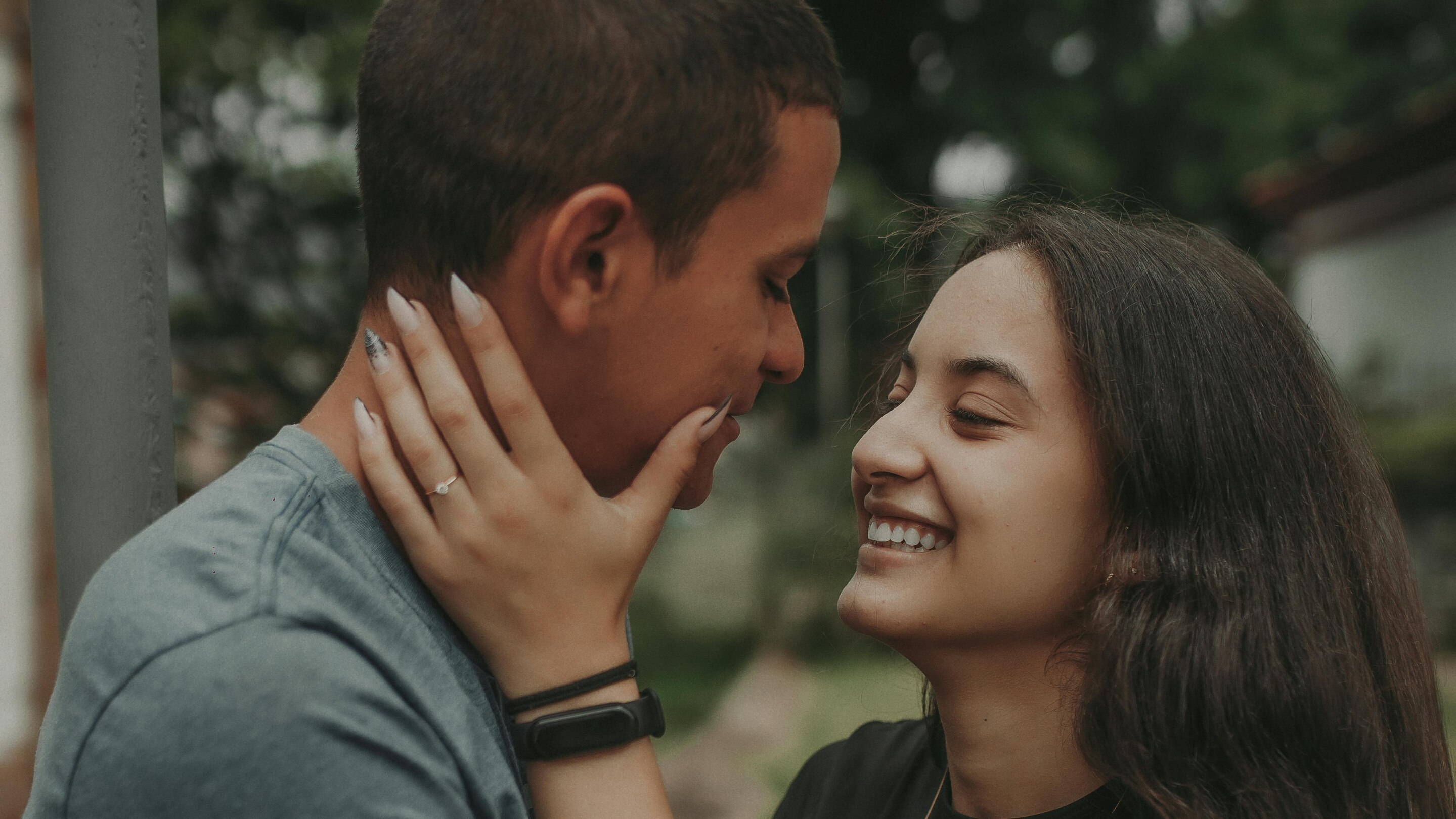 How to Kiss a Guy for the First Time: Specific Tips-