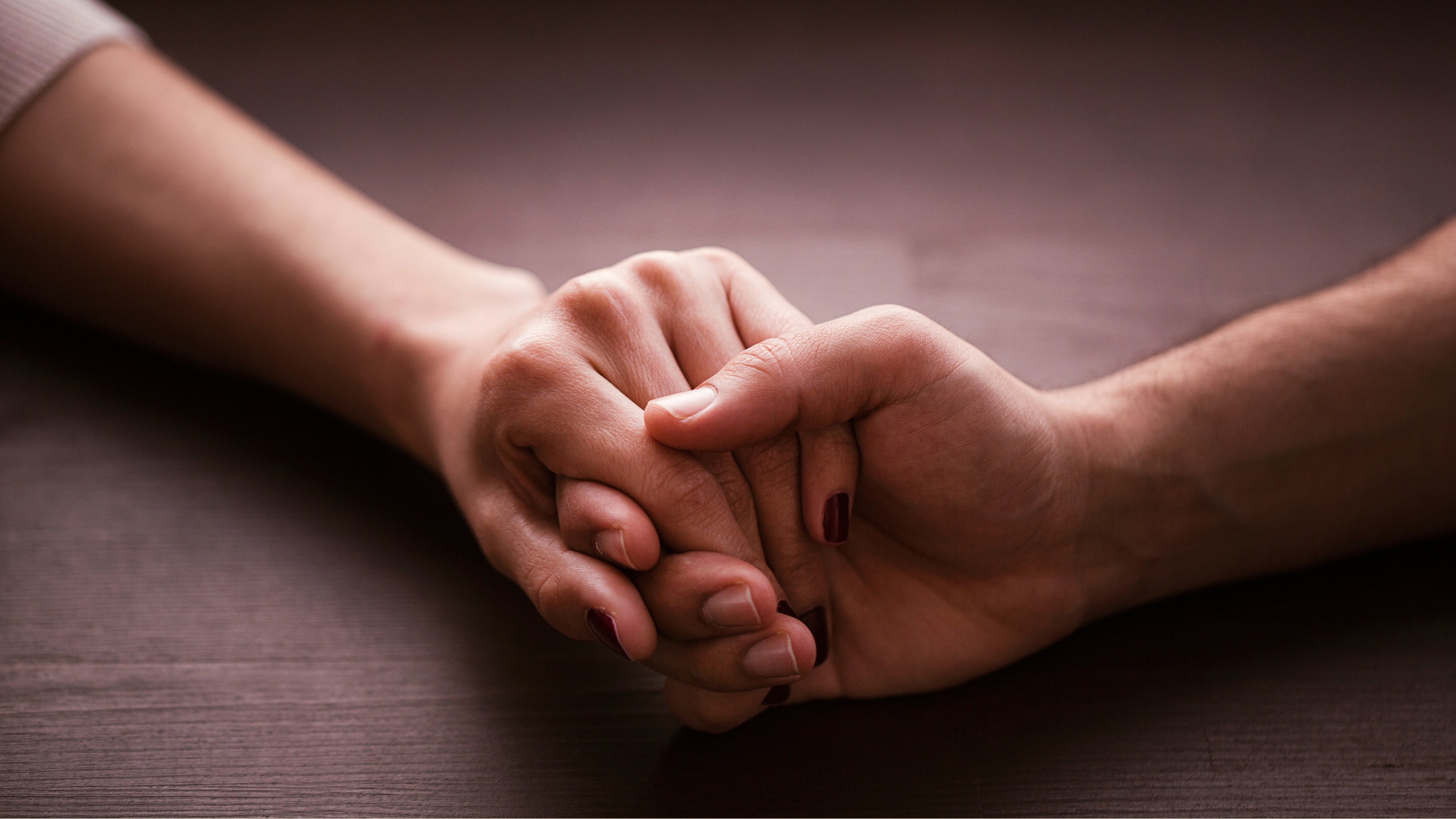 How to Know If Someone Wants to Kiss You (Signals to Read)-