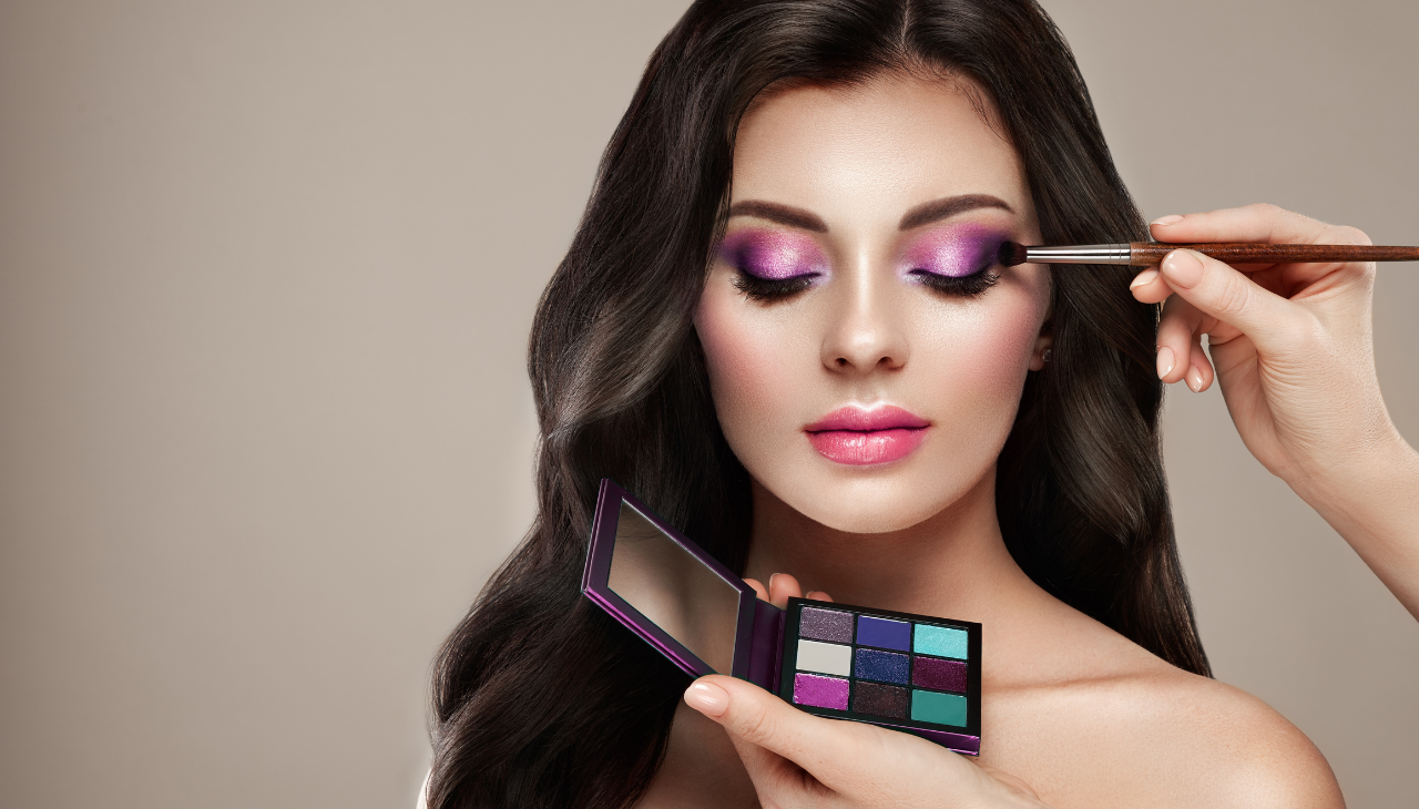 Christmas Makeup Looks for Every Outfit-