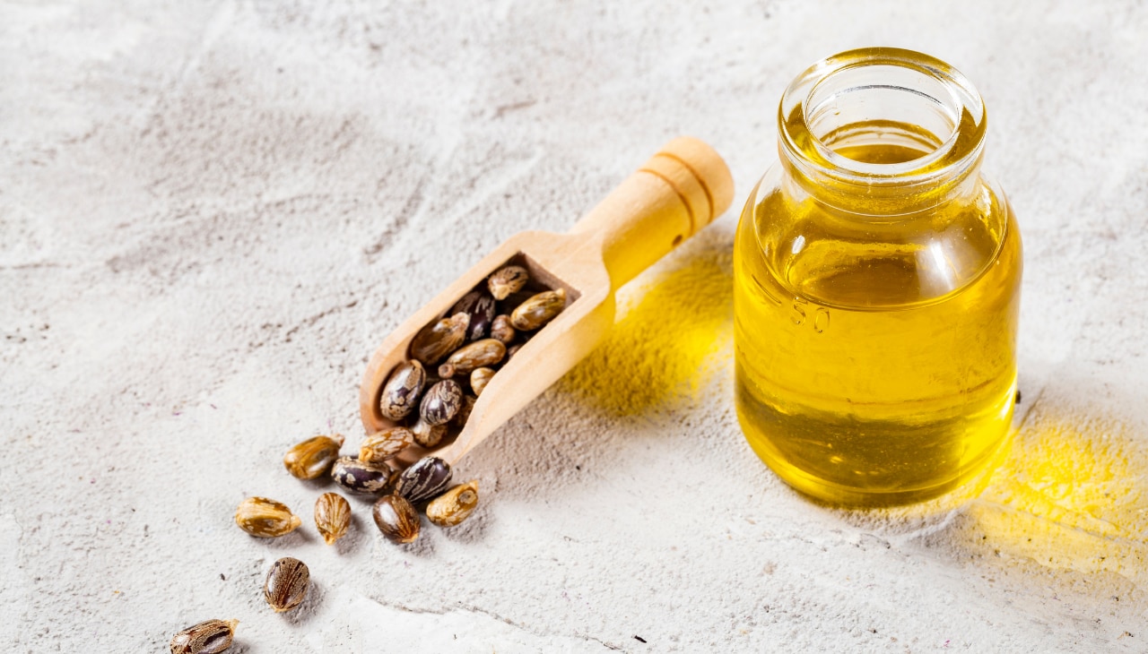 2. Onion + Castor Oil (For Faster Regrowth)