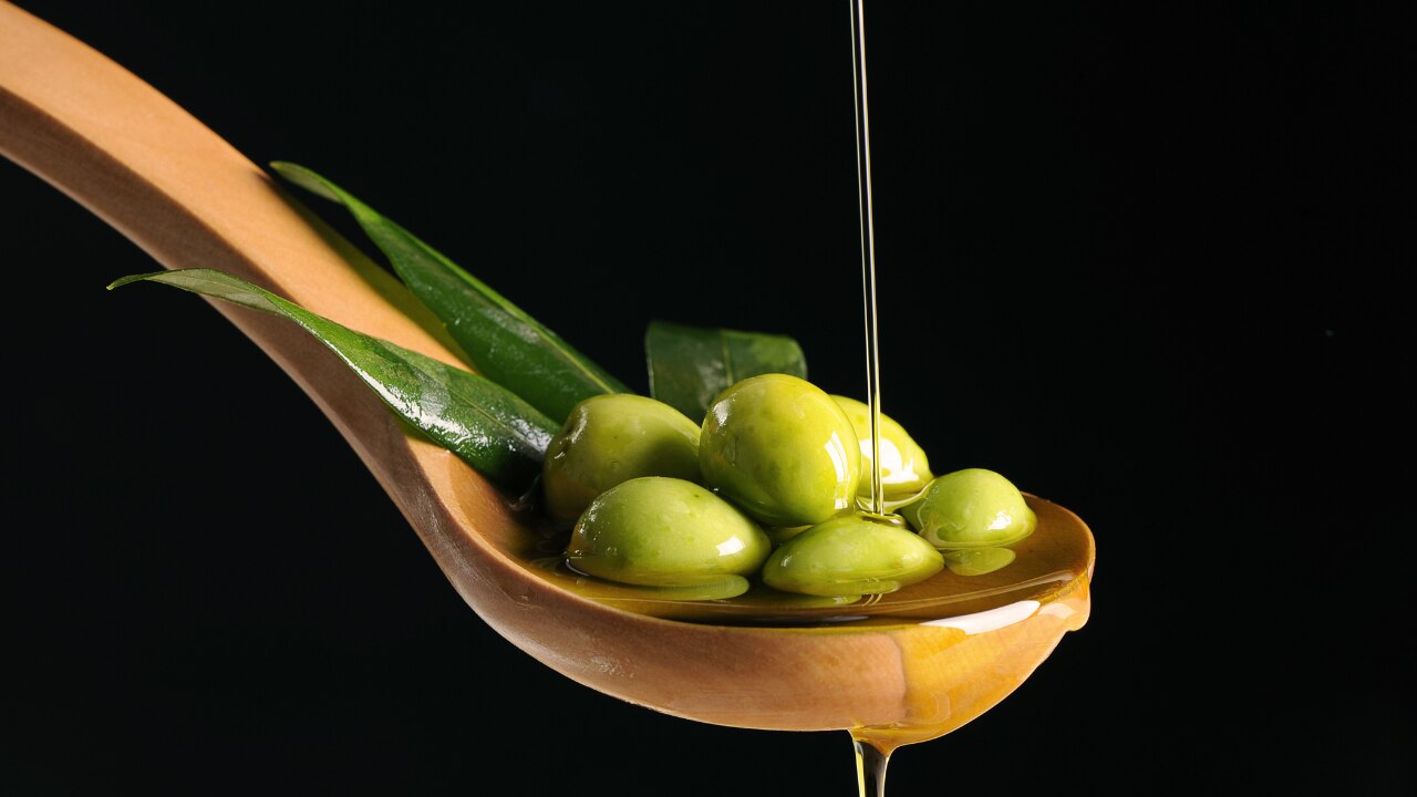 3. Onion + Olive Oil (For Dry Scalp)