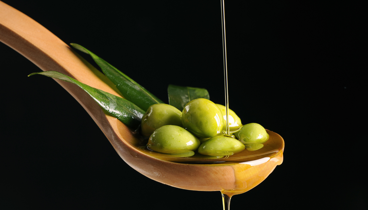 3. Onion + Olive Oil (For Dry Scalp)