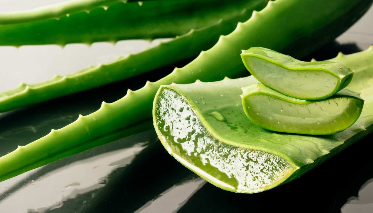 4. Onion + Aloe Vera (For Scalp Irritation)