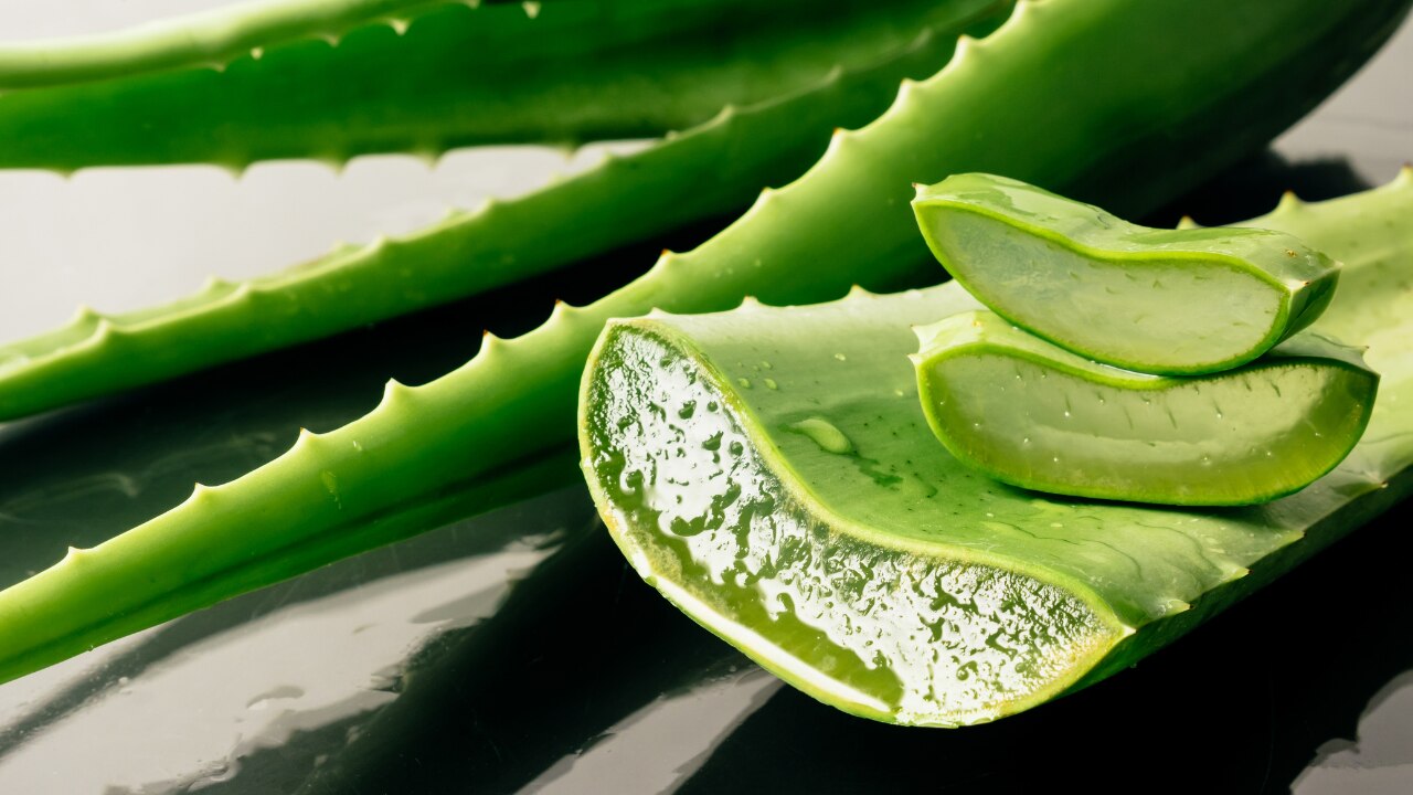 4. Onion + Aloe Vera (For Scalp Irritation)