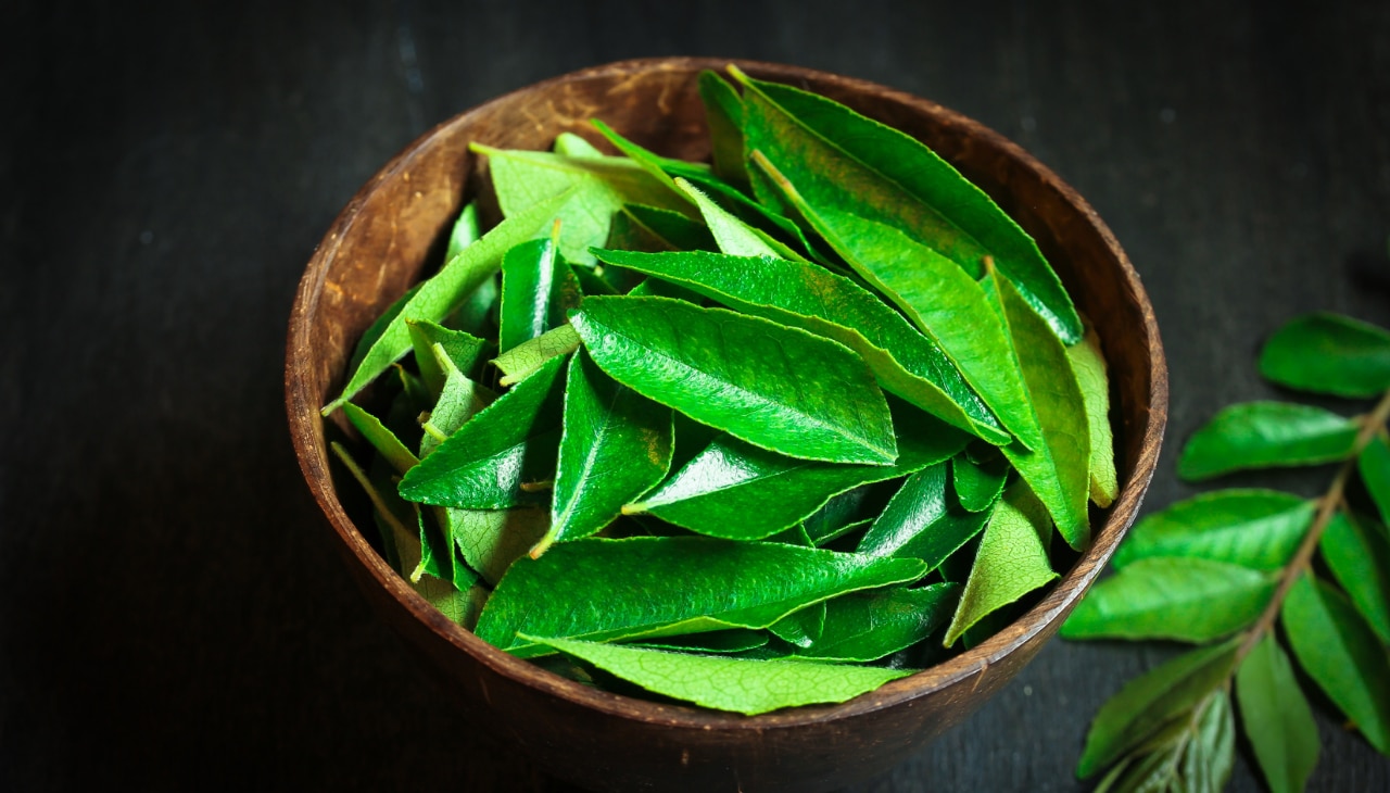 5. Onion + Curry Leaves (For Premature Greying)