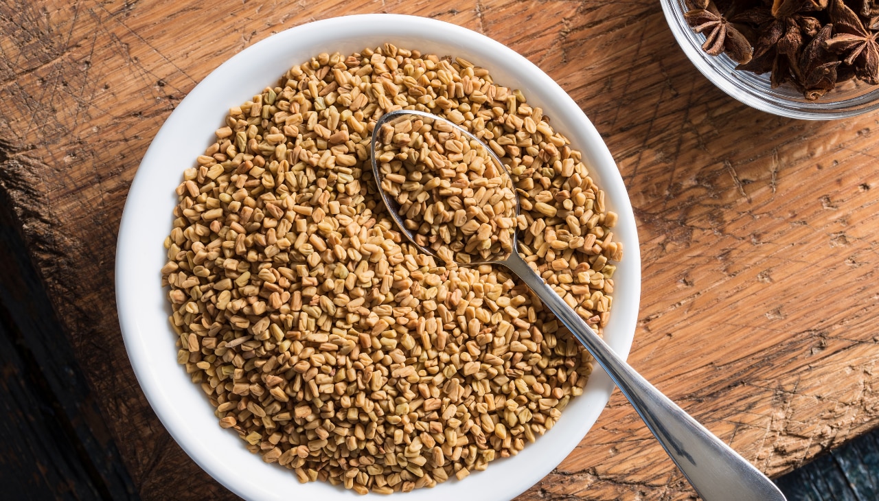 6. Onion + Fenugreek Seeds (For Dandruff Control)