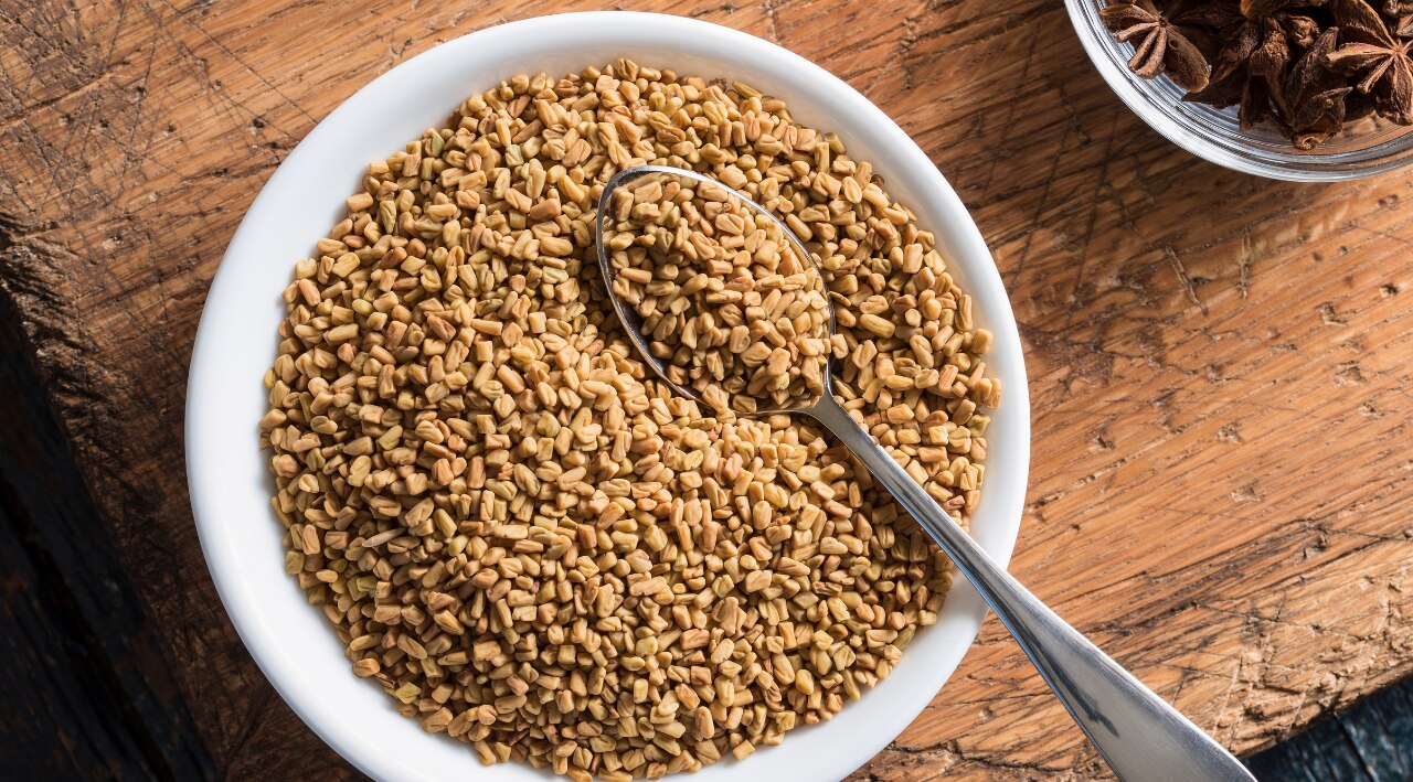 6. Onion + Fenugreek Seeds (For Dandruff Control)