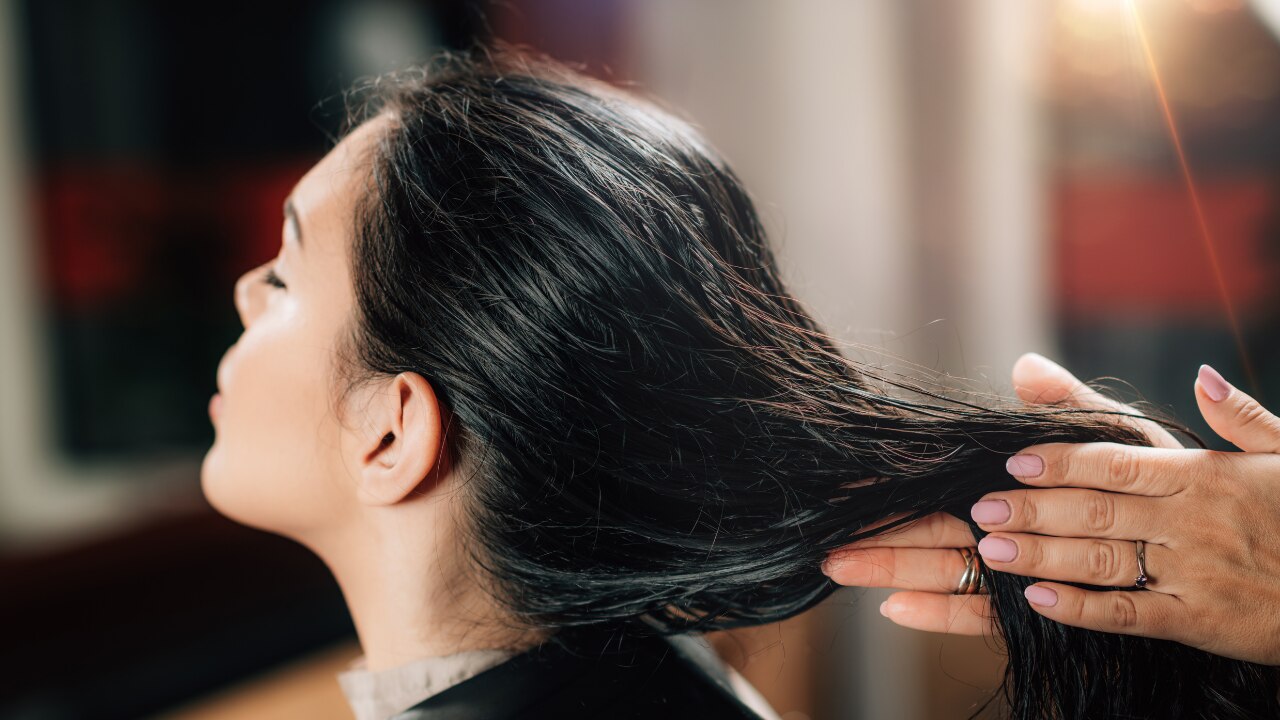 How to Apply Onion Hair Oil Correctly