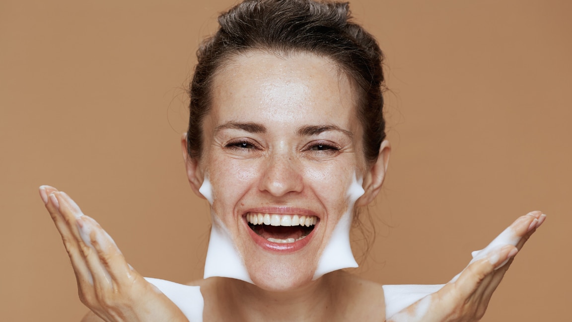 linking article: The Ultimate Guide to Choosing the Right Cleanser for Oily and Dry Skin