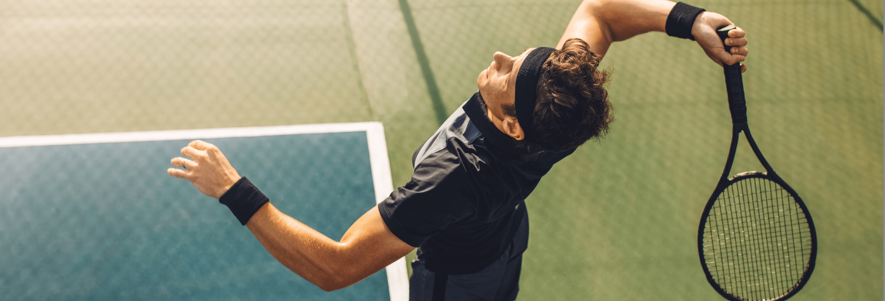 Young man playing tennis outdoors while wearing a strong antiperspirant with 72hr protection