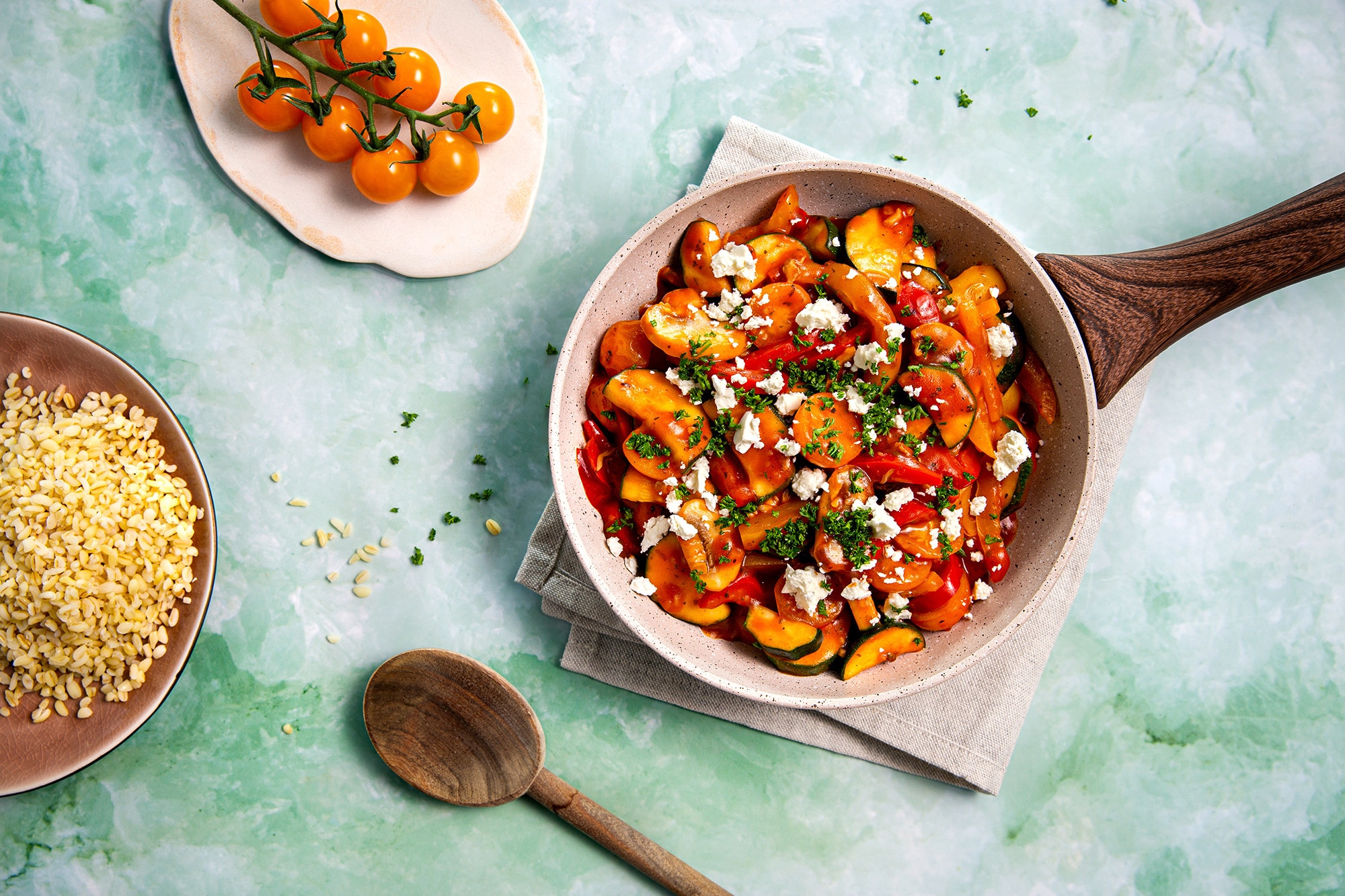 Pfannengericht mit Gemüse und Feta