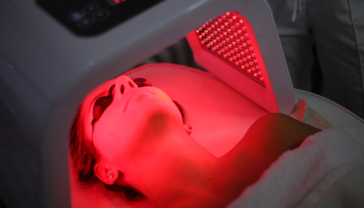 Key Benefits of Red Light Therapy at a Glance image