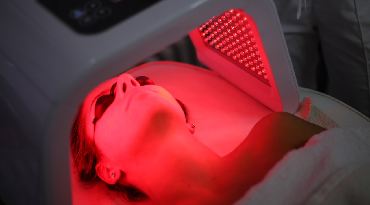 Key Benefits of Red Light Therapy at a Glance image