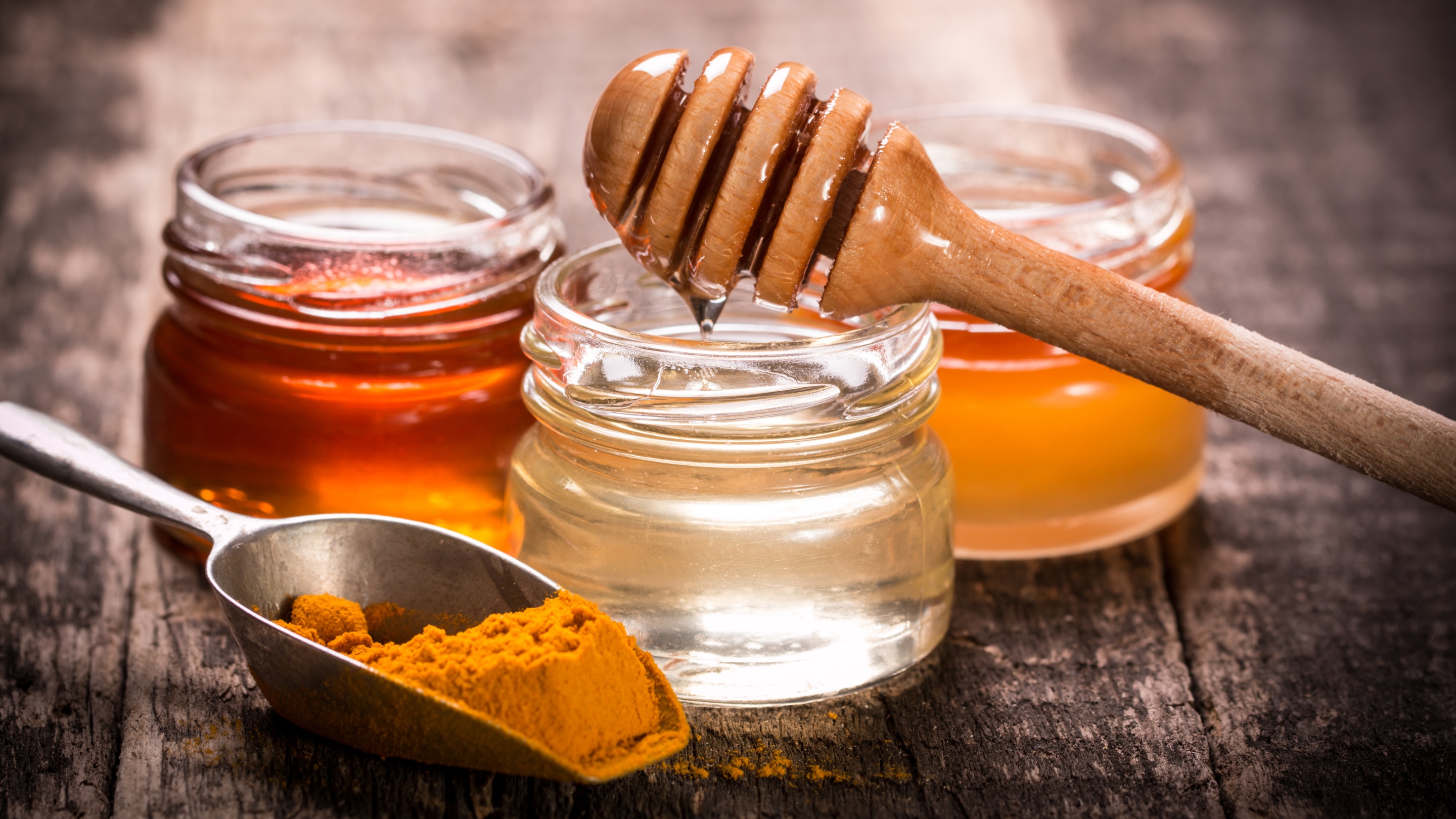 Honey and Turmeric Mask: