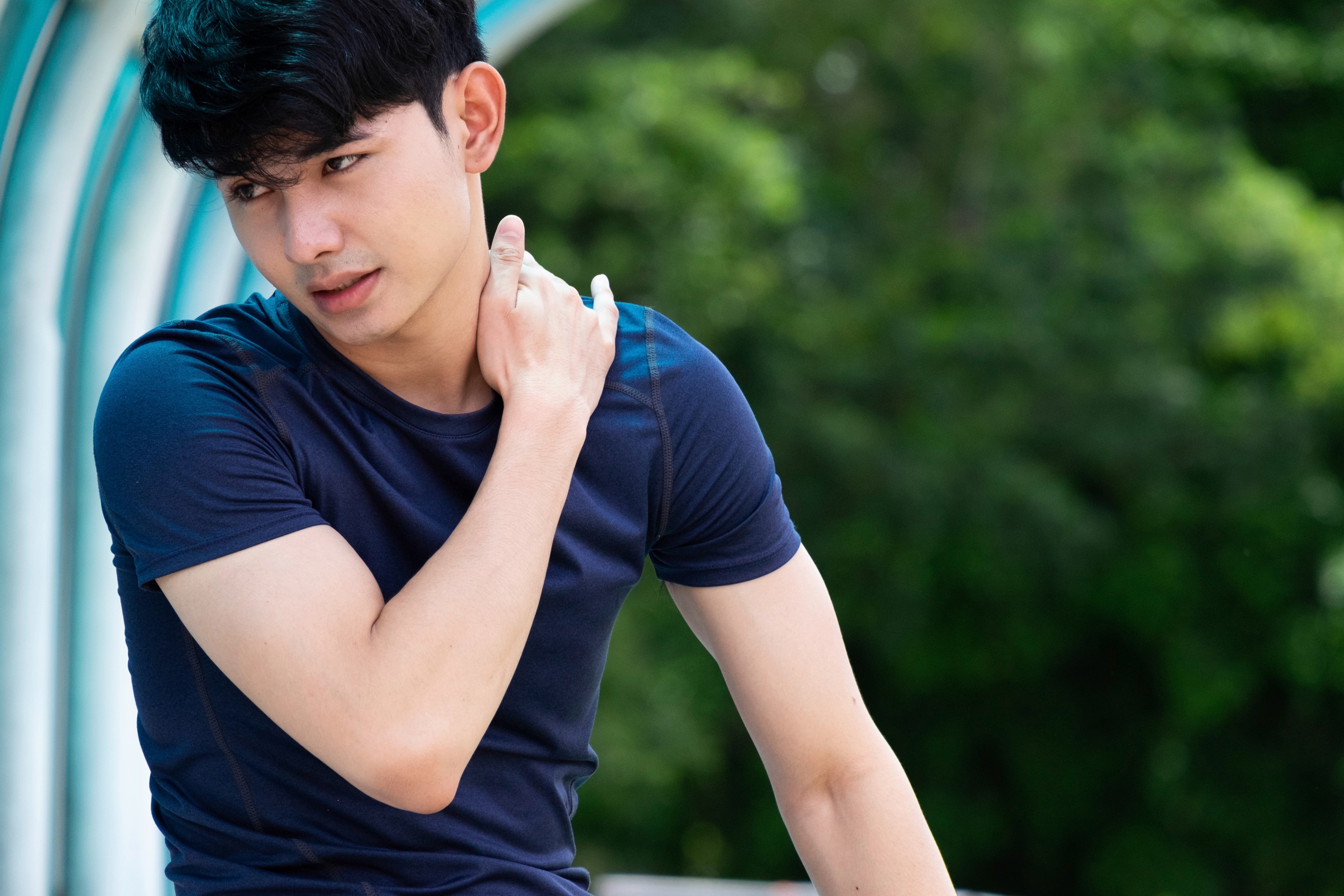 Pria asia sedang menyeka keringat yang muncul berlebihan