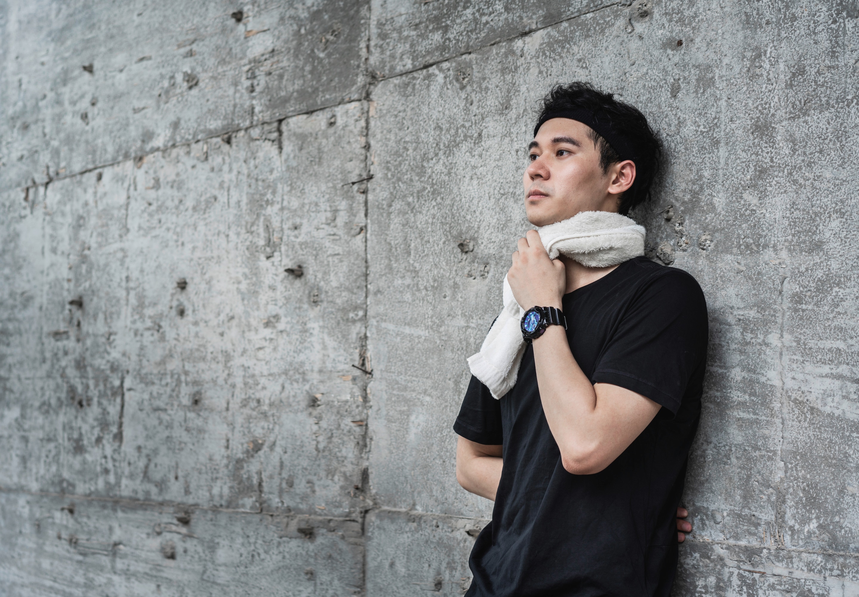 Pria asia sedang berolahraga sendiri karena tidak pede dengan keringat berlebihan