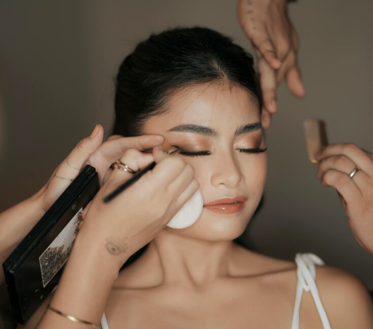 Image of How to choose an engagement makeup look that suits your face, not trends