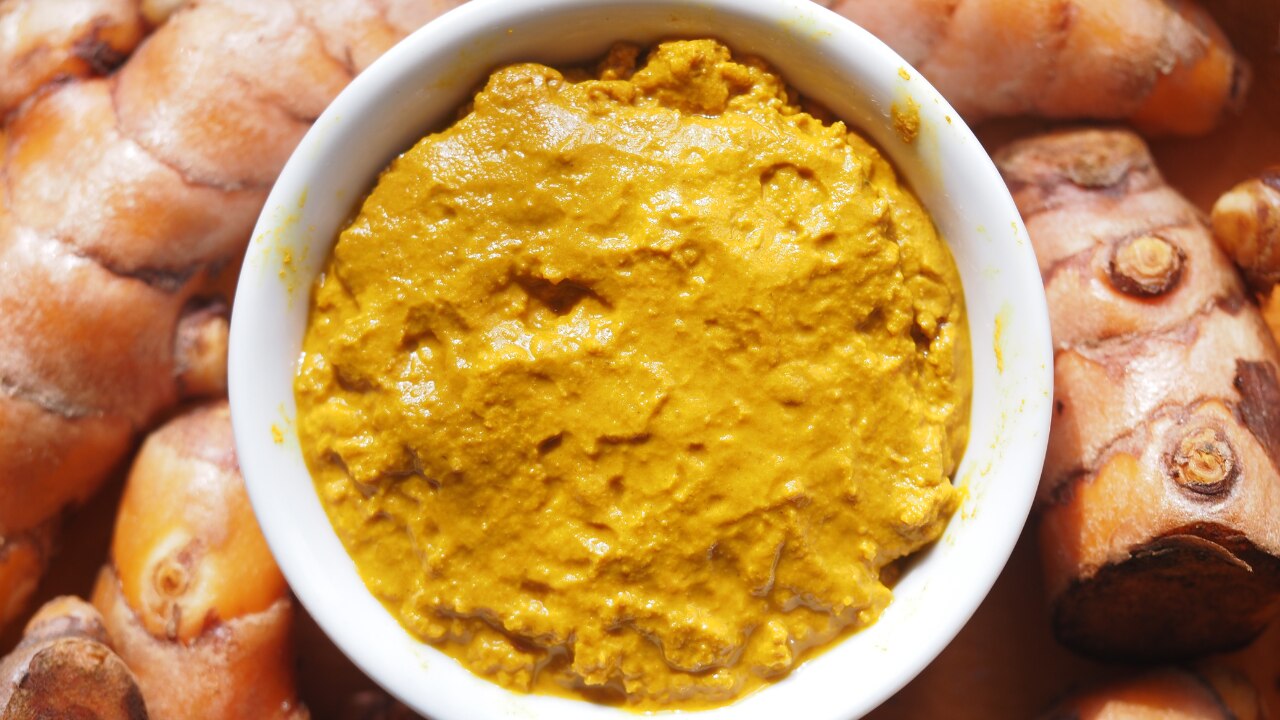 6. Turmeric and Gram Flour Mask