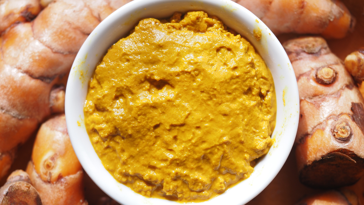 6. Turmeric and Gram Flour Mask