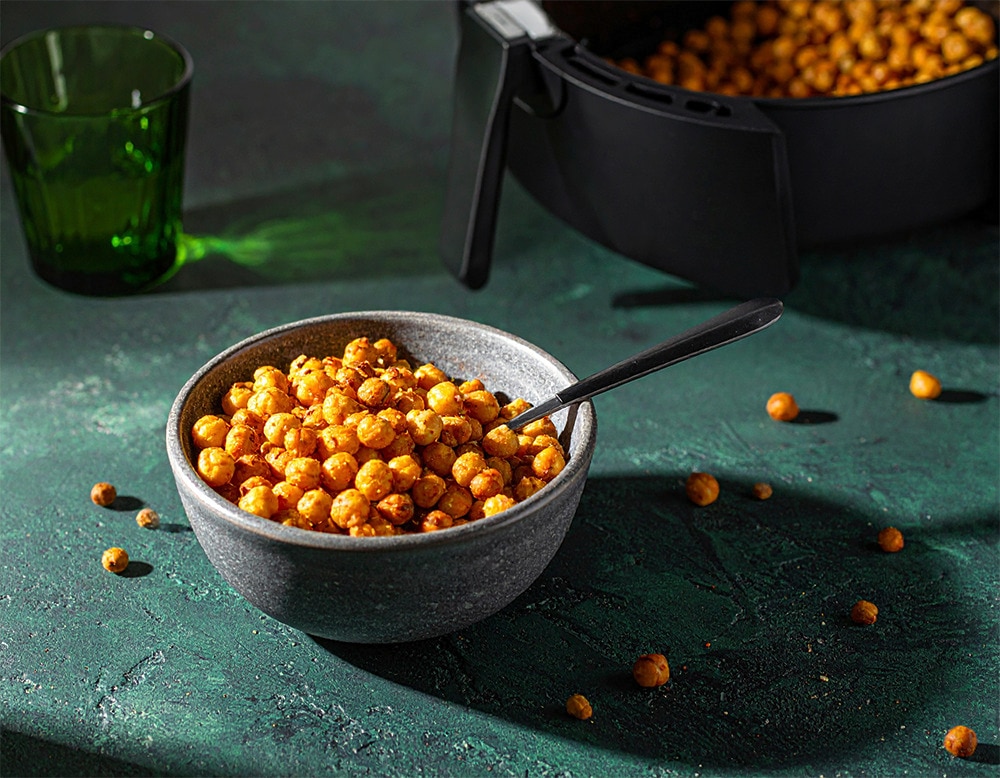 Schale mit knusprigen Kichererbsen