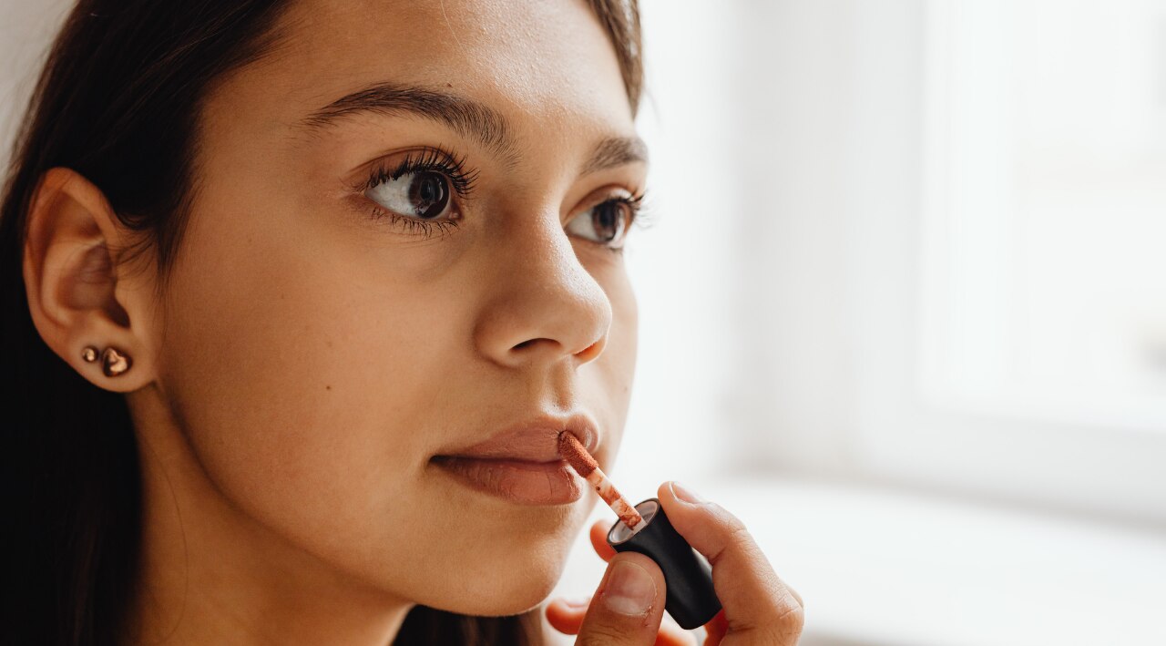 Common Mistakes While Applying Glossy Lipstick