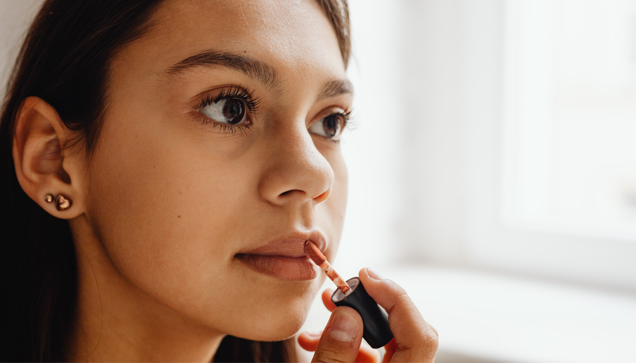 Common Mistakes While Applying Glossy Lipstick