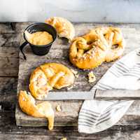 Honig-Senf-Brezel mit Käse-Dip 356 Minutes  recipe
