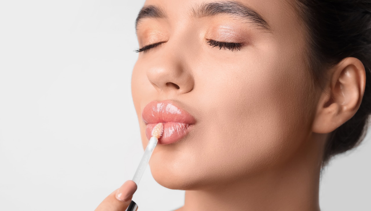 Glossy Lipstick Shades: How to Apply for a Perfect Finish