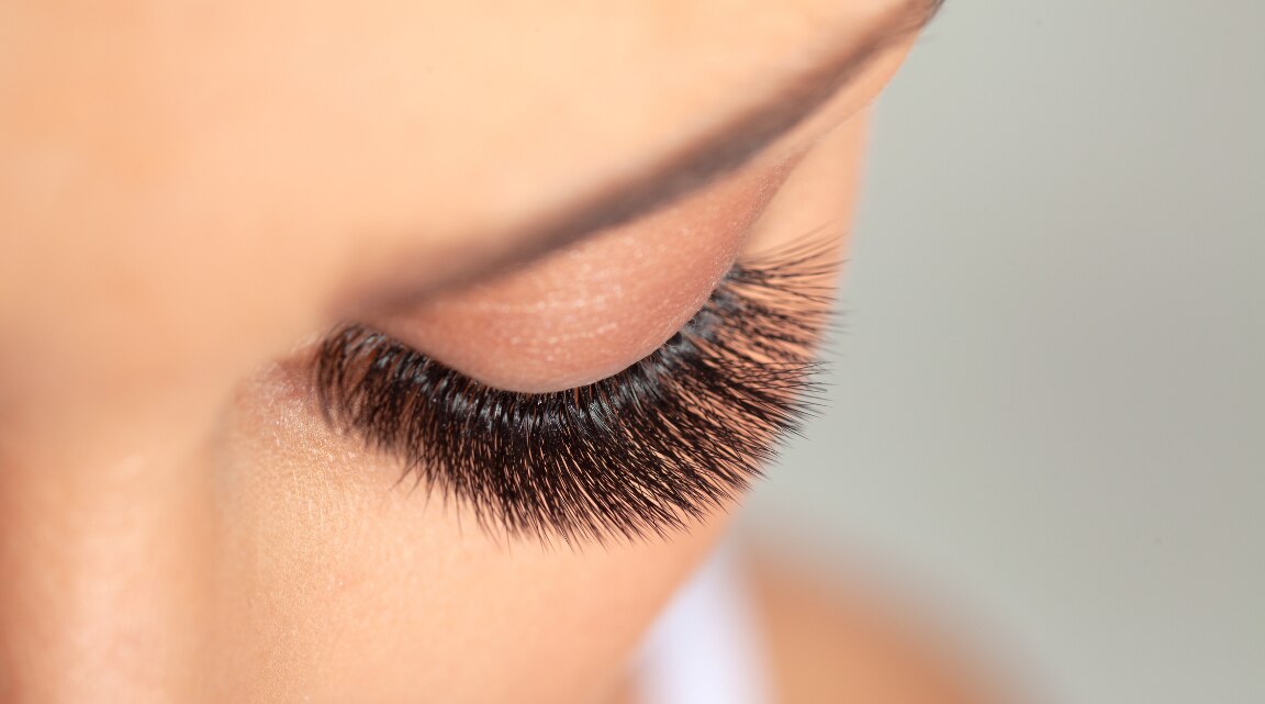 Natural Ways to Grow Eyelashes with Oils and Serums